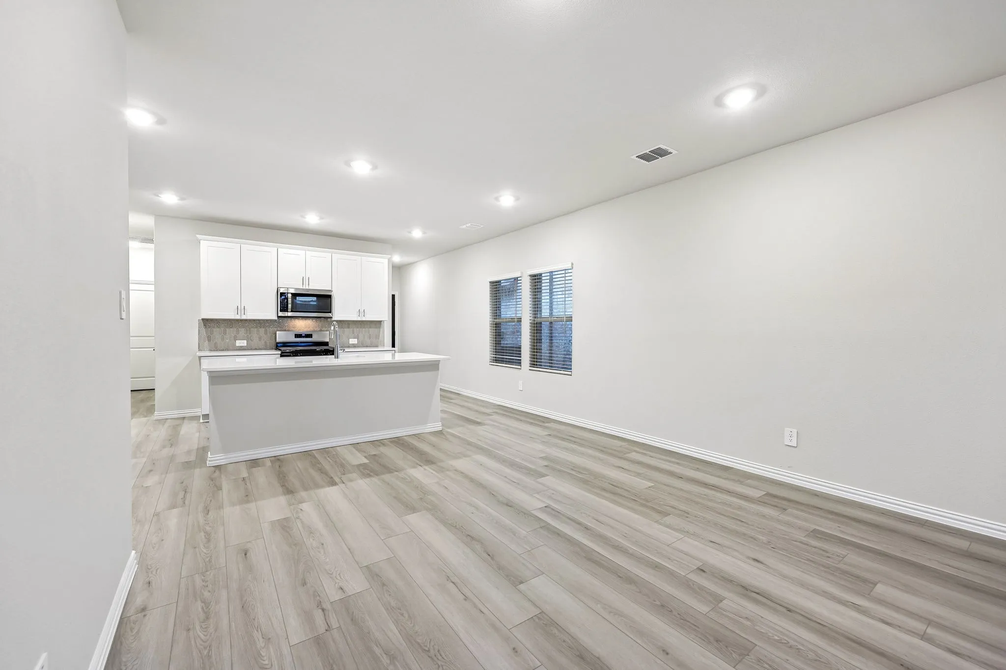  Photo is not of the actual home, but is an inspirational photo of builder’s model home and may depict options, furnishings, and/or decorator features that are not included.
