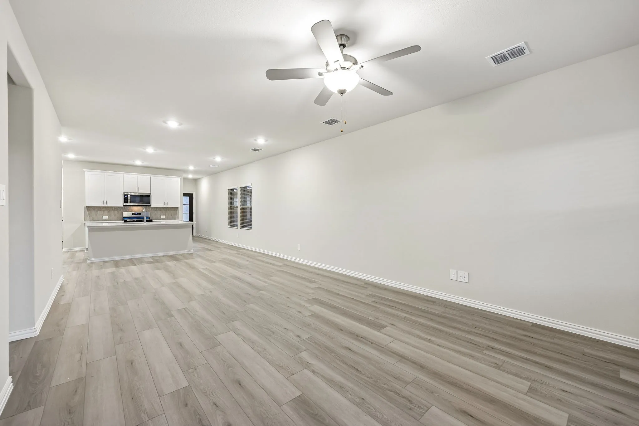  Photo is not of the actual home, but is an inspirational photo of builder’s model home and may depict options, furnishings, and/or decorator features that are not included.
