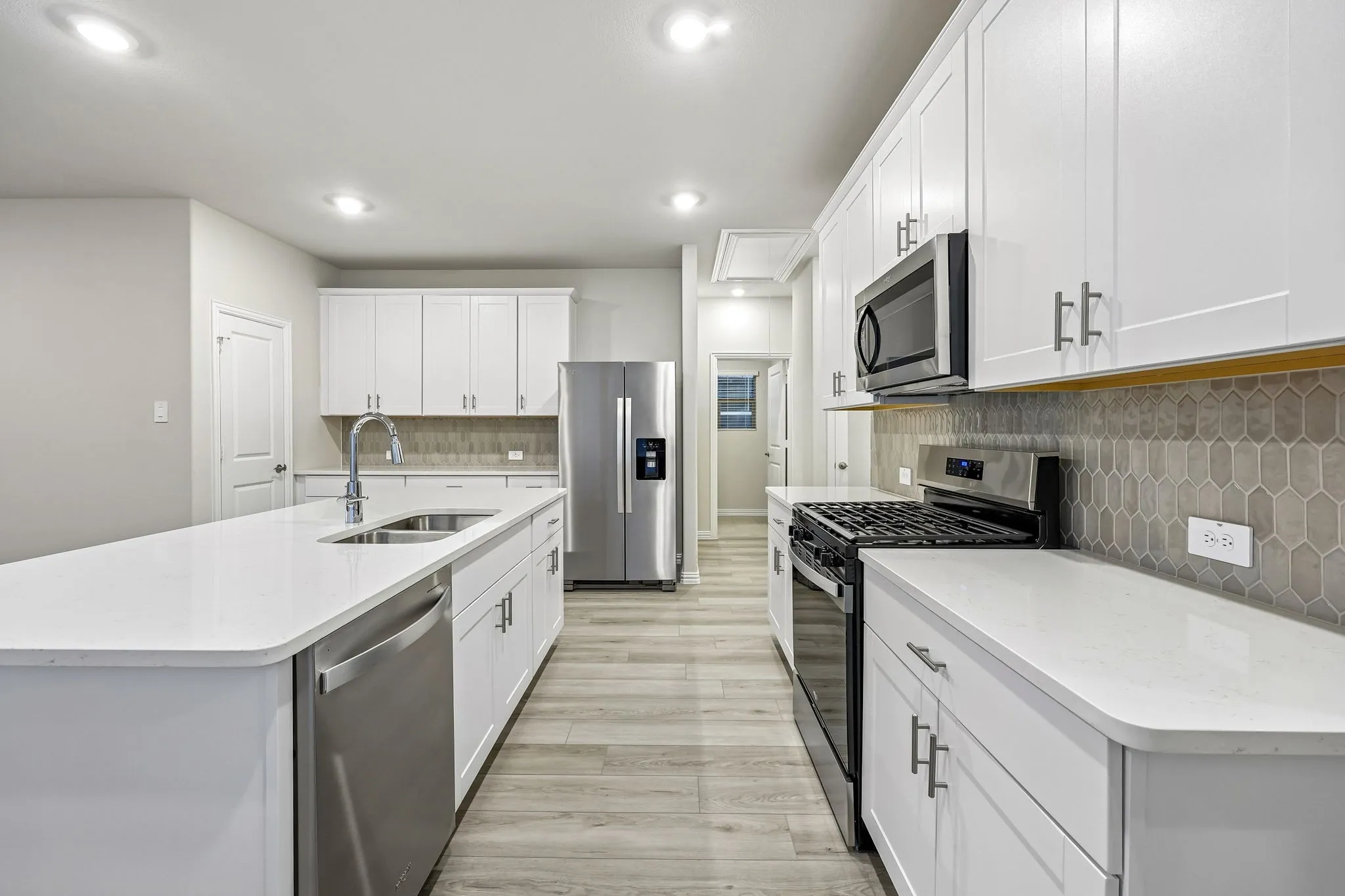  Photo is not of the actual home, but is an inspirational photo of builder’s model home and may depict options, furnishings, and/or decorator features that are not included.
