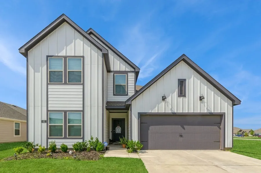 Single Family Residence For Sale in Cooke County , 822 Amelia Court, Pilot Point, Texas 76258, 4 Bedroom, 3 Bathroom, 2 Garage spaces, 2,146 Sqft, built in 2022, mls#21395406, Real Estate Agent in Pilot Point, Homes For Sale in Cooke county, Homes For Sale in Pilot Point, Realtor in Pilot Point Texas, Real Estate Brokerage Independent Realty Texas, Luminita Cordes Realtor