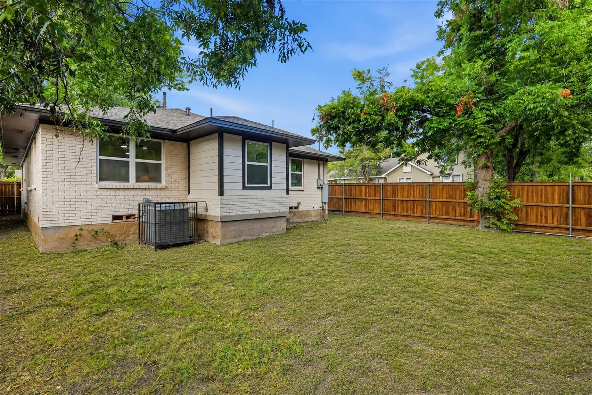 Single Family Residence For Sale in Dallas County , 523 Martinique Avenue, Dallas, Texas 75223, 4 Bedroom, 2 Bathroom, Garage spaces, 1,632 Sqft, built in 1963, mls#21394821, Real Estate Agent in Dallas, Homes For Sale in Dallas county, Homes For Sale in Dallas, Realtor in Dallas Texas, Real Estate Brokerage Independent Realty Texas, Luminita Cordes Realtor