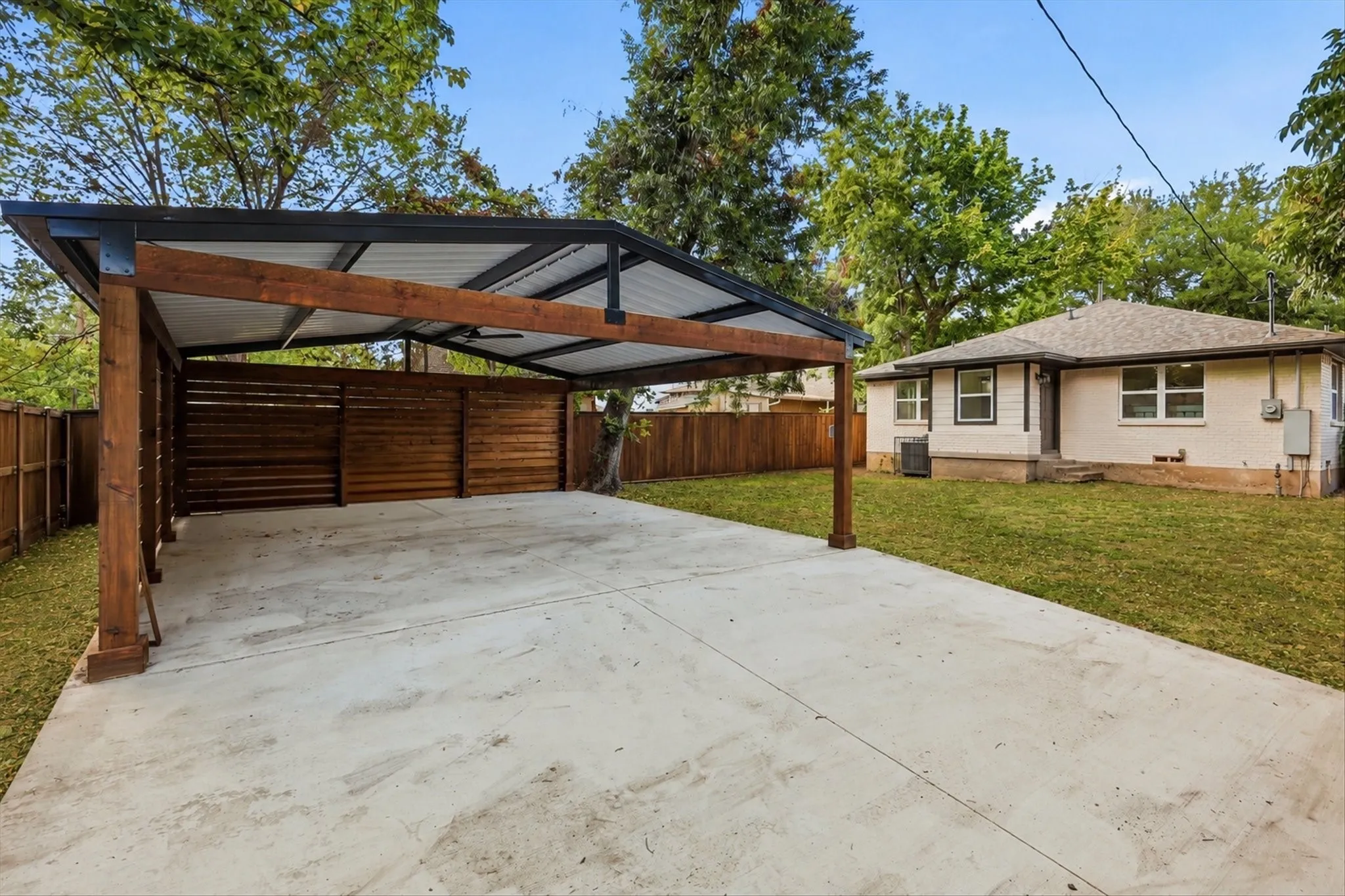 Single Family Residence For Sale in Dallas County , 523 Martinique Avenue, Dallas, Texas 75223, 4 Bedroom, 2 Bathroom, Garage spaces, 1,632 Sqft, built in 1963, mls#21394821, Real Estate Agent in Dallas, Homes For Sale in Dallas county, Homes For Sale in Dallas, Realtor in Dallas Texas, Real Estate Brokerage Independent Realty Texas, Luminita Cordes Realtor
