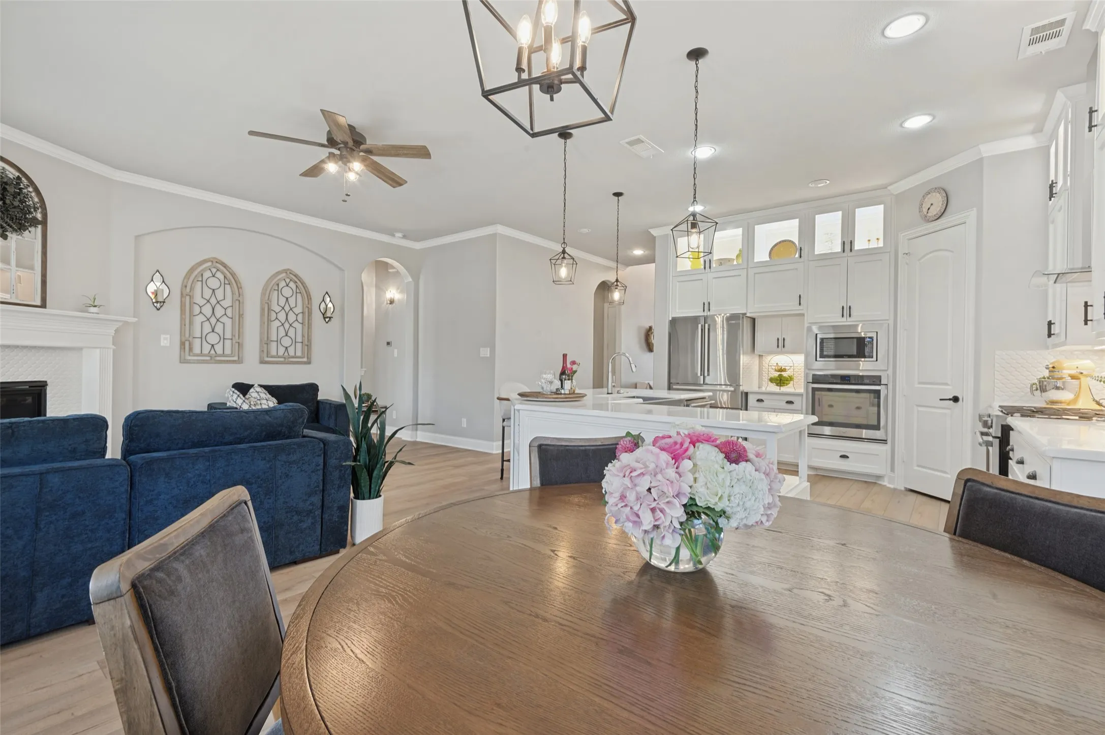 Single Family Residence For Sale in Tarrant County , 4374 Vineyard Creek Drive, Grapevine, Texas 76051, 4 Bedroom, 3 Bathroom, 2 Garage spaces, 2,701 Sqft, built in 2016, mls#21394617, Real Estate Agent in Grapevine, Homes For Sale in Tarrant county, Homes For Sale in Grapevine, Realtor in Grapevine Texas, Real Estate Brokerage Independent Realty Texas, Luminita Cordes Realtor