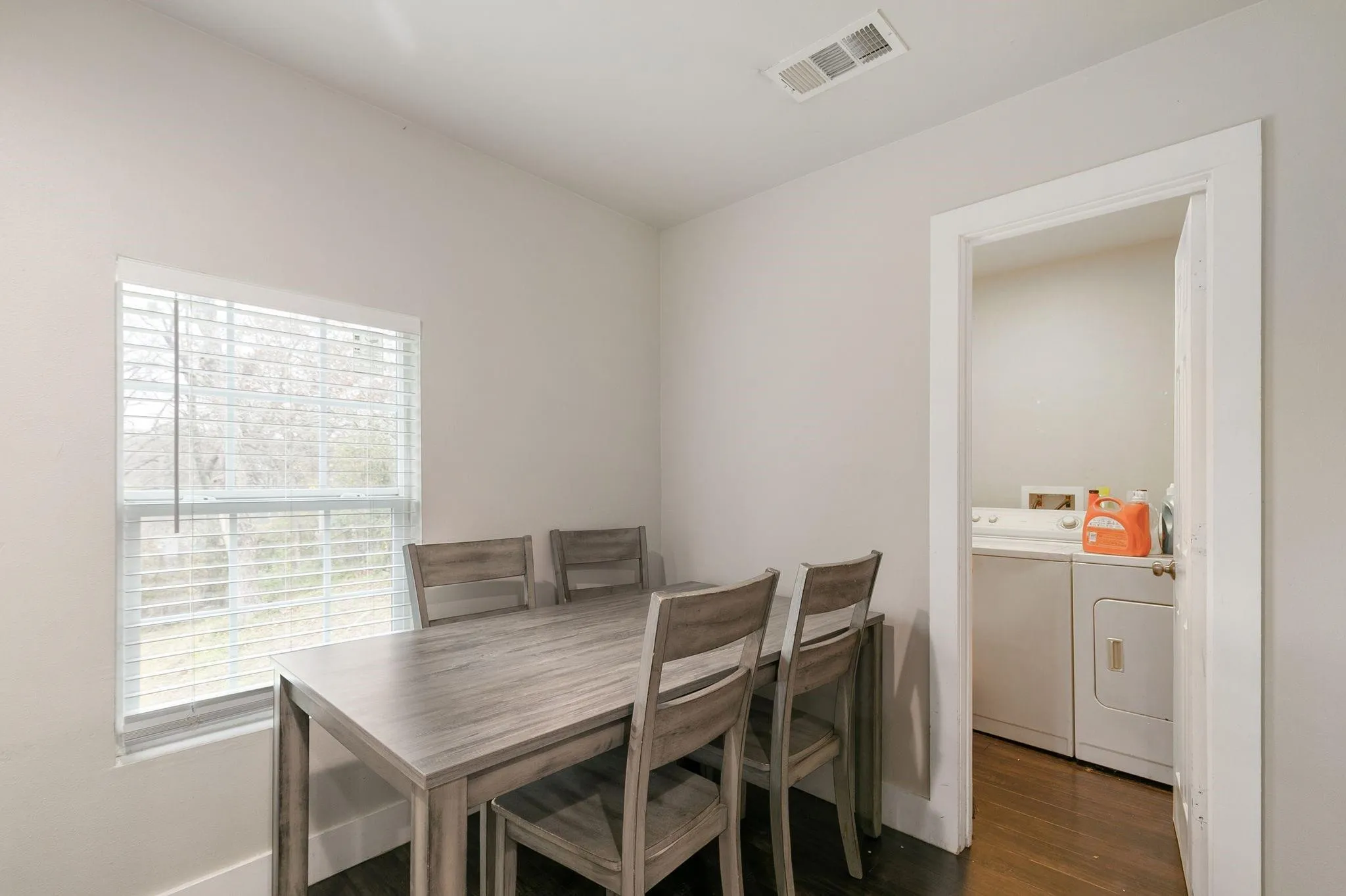 Single Family Residence For Rent in Dallas County , 1506 E Waco Avenue, Dallas, Texas 75216, 3 Bedroom, 2 Bathroom, Garage spaces, 1,128 Sqft, built in 1954, mls#21395413, Real Estate Agent in Dallas, Homes For Rent in Dallas county, Homes For Rent in Dallas, Realtor in Dallas Texas, Real Estate Brokerage Independent Realty Texas, Luminita Cordes Realtor