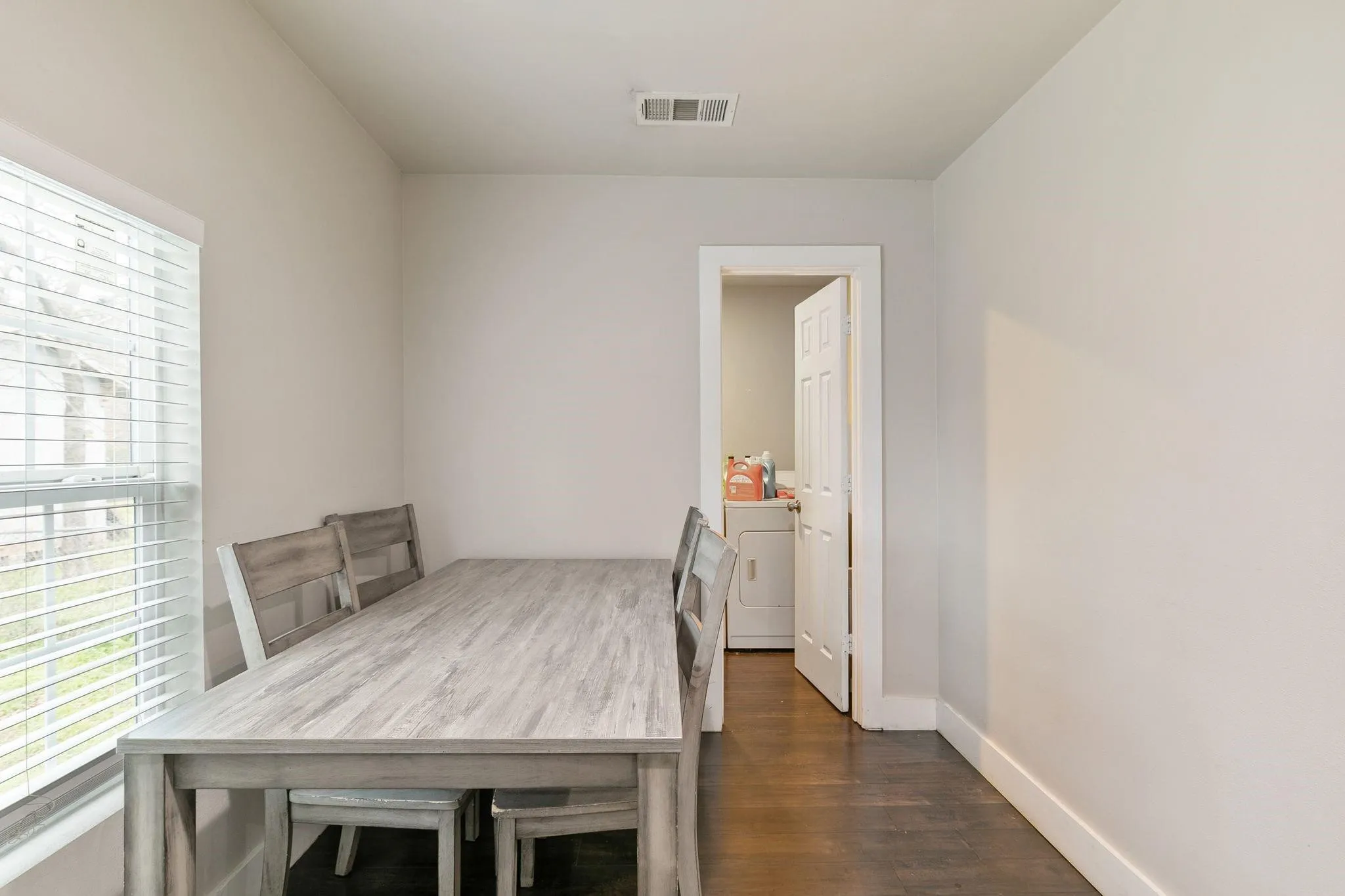 Single Family Residence For Rent in Dallas County , 1506 E Waco Avenue, Dallas, Texas 75216, 3 Bedroom, 2 Bathroom, Garage spaces, 1,128 Sqft, built in 1954, mls#21395413, Real Estate Agent in Dallas, Homes For Rent in Dallas county, Homes For Rent in Dallas, Realtor in Dallas Texas, Real Estate Brokerage Independent Realty Texas, Luminita Cordes Realtor