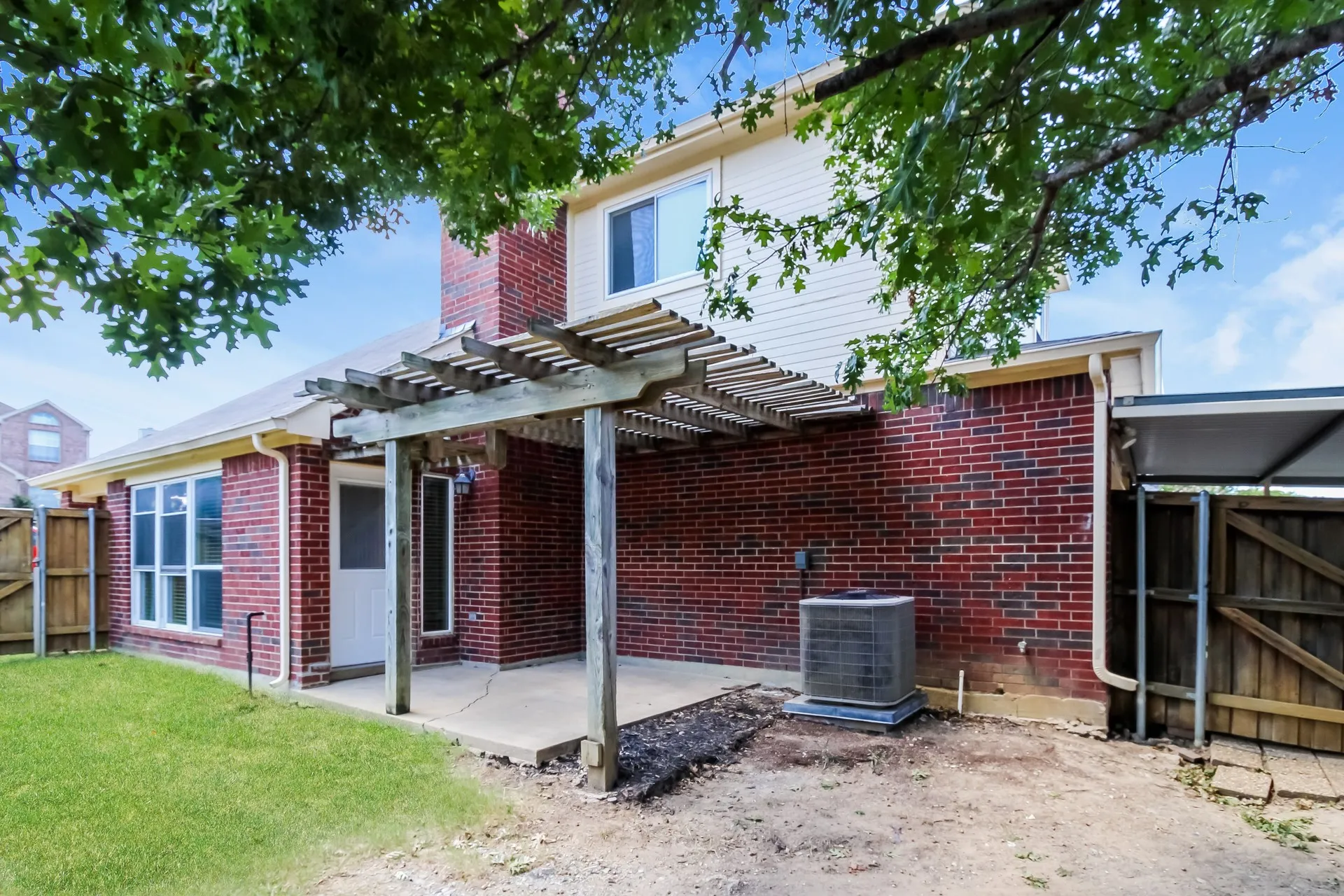 Single Family Residence For Rent in Denton County , 501 Timber Way Drive, Lewisville, Texas 75067, 3 Bedroom, 3 Bathroom, 2 Garage spaces, 1,568 Sqft, built in 1994, mls#21395414, Real Estate Agent in Lewisville, Homes For Rent in Denton county, Homes For Rent in Lewisville, Realtor in Lewisville Texas, Real Estate Brokerage Independent Realty Texas, Luminita Cordes Realtor