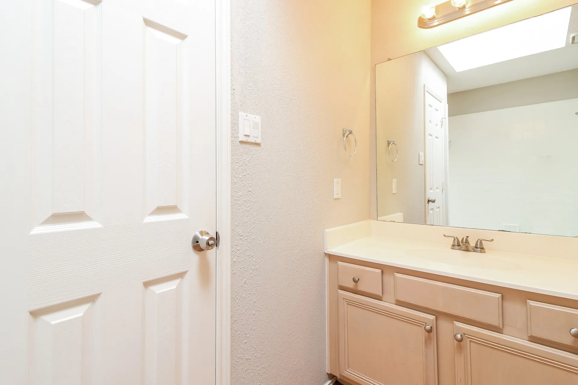 Single Family Residence For Rent in Denton County , 501 Timber Way Drive, Lewisville, Texas 75067, 3 Bedroom, 3 Bathroom, 2 Garage spaces, 1,568 Sqft, built in 1994, mls#21395414, Real Estate Agent in Lewisville, Homes For Rent in Denton county, Homes For Rent in Lewisville, Realtor in Lewisville Texas, Real Estate Brokerage Independent Realty Texas, Luminita Cordes Realtor