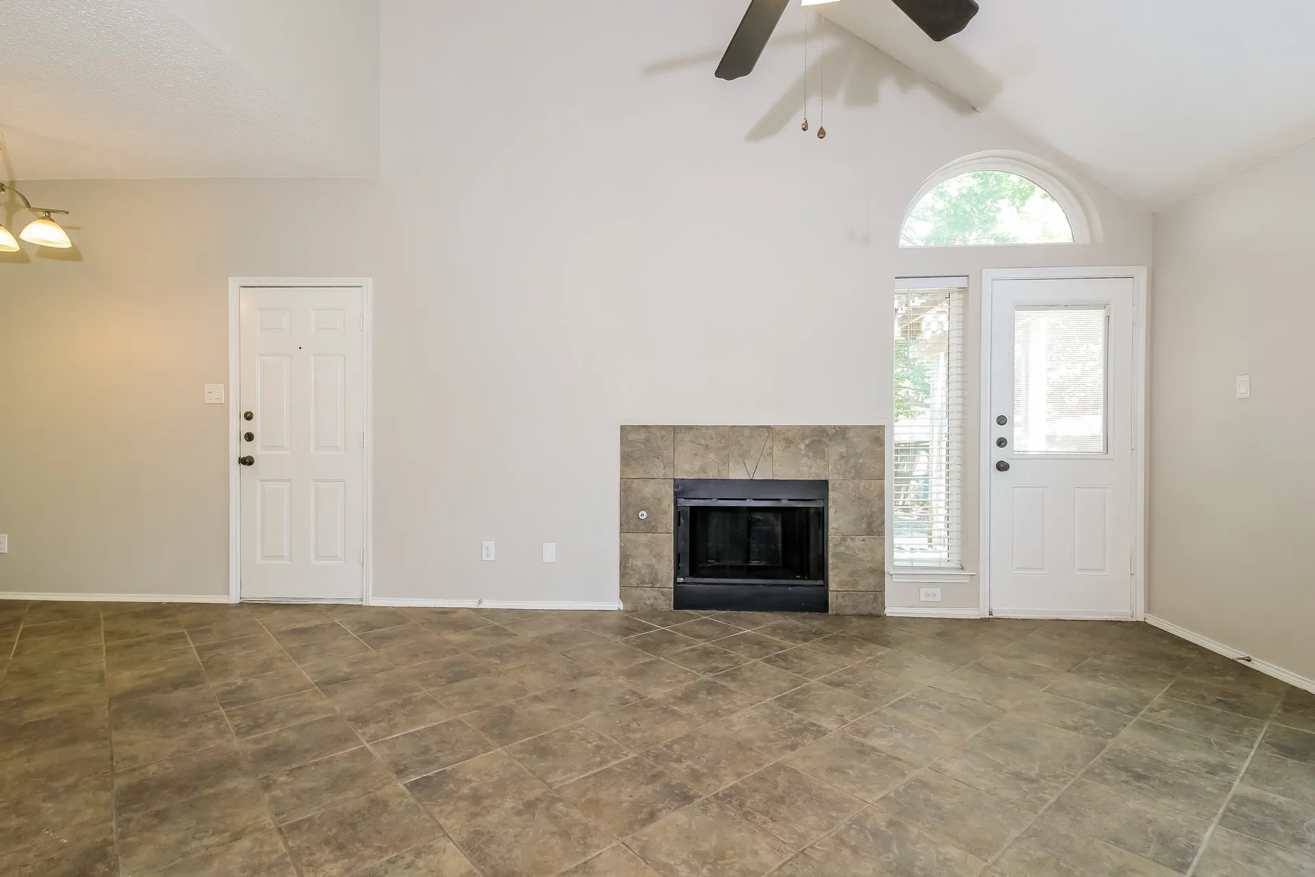 Single Family Residence For Rent in Denton County , 501 Timber Way Drive, Lewisville, Texas 75067, 3 Bedroom, 3 Bathroom, 2 Garage spaces, 1,568 Sqft, built in 1994, mls#21395414, Real Estate Agent in Lewisville, Homes For Rent in Denton county, Homes For Rent in Lewisville, Realtor in Lewisville Texas, Real Estate Brokerage Independent Realty Texas, Luminita Cordes Realtor