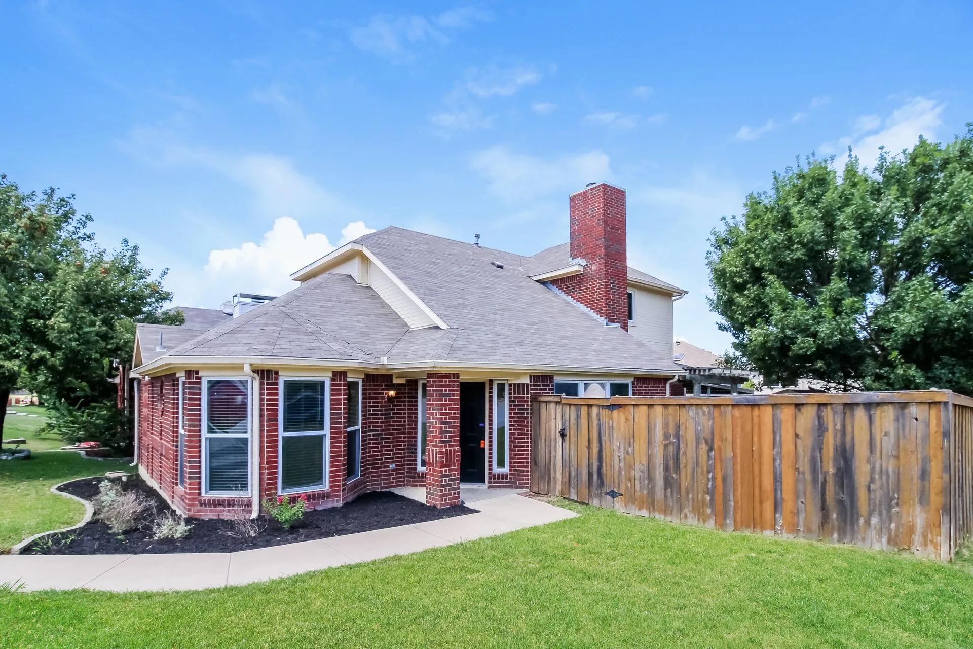 Single Family Residence For Rent in Denton County , 501 Timber Way Drive, Lewisville, Texas 75067, 3 Bedroom, 3 Bathroom, 2 Garage spaces, 1,568 Sqft, built in 1994, mls#21395414, Real Estate Agent in Lewisville, Homes For Rent in Denton county, Homes For Rent in Lewisville, Realtor in Lewisville Texas, Real Estate Brokerage Independent Realty Texas, Luminita Cordes Realtor