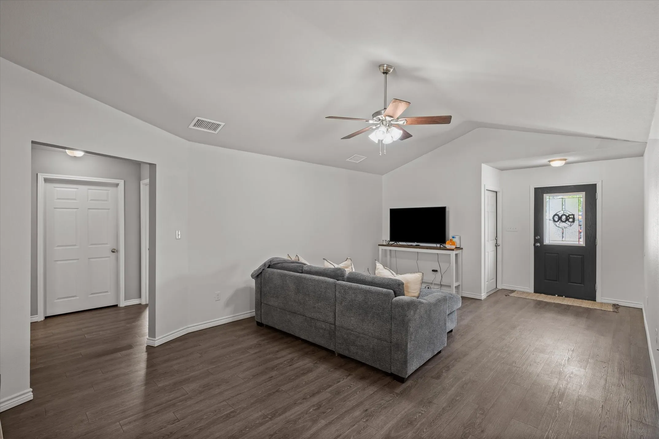 Single Family Residence For Sale in Van Zandt County , 541 Foster, Canton, Texas 75103, 3 Bedroom, 2 Bathroom, 2 Garage spaces, 1,345 Sqft, built in 2016, mls#21395156, Real Estate Agent in Canton, Homes For Sale in Van Zandt county, Homes For Sale in Canton, Realtor in Canton Texas, Real Estate Brokerage Independent Realty Texas, Luminita Cordes Realtor