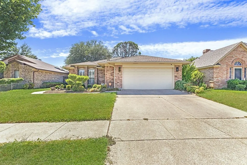 Single Family Residence For Sale in Tarrant County , 2214 Marvin Gardens Street, Arlington, Texas 76011, 3 Bedroom, 2 Bathroom, 2 Garage spaces, 2,242 Sqft, built in 1985, mls#21395395, Real Estate Agent in Arlington, Homes For Sale in Tarrant county, Homes For Sale in Arlington, Realtor in Arlington Texas, Real Estate Brokerage Independent Realty Texas, Luminita Cordes Realtor