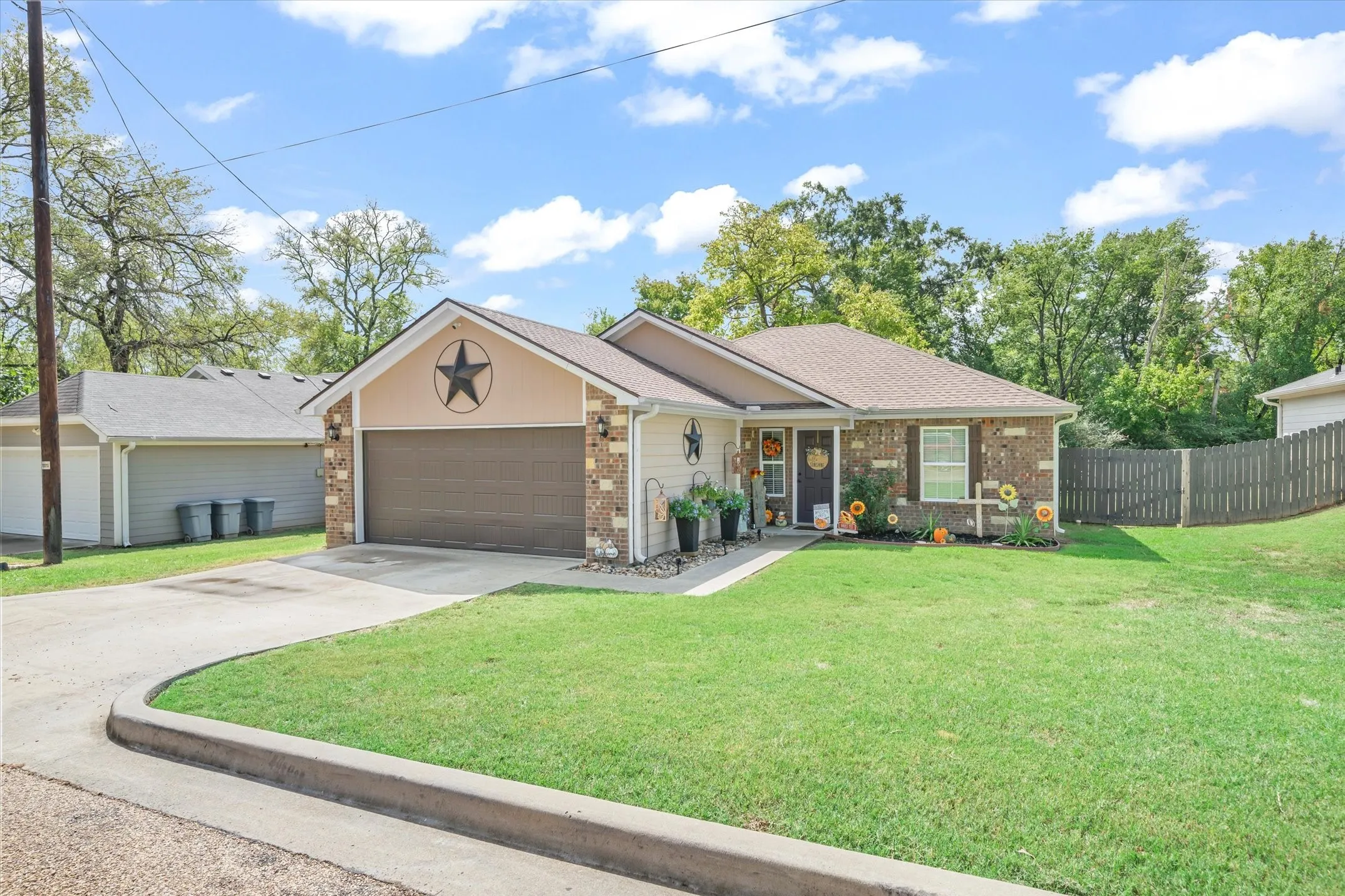 Single Family Residence For Sale in Van Zandt County , 543 Foster Street, Canton, Texas 75103, 3 Bedroom, 2 Bathroom, 2 Garage spaces, 1,428 Sqft, built in 2016, mls#21395192, Real Estate Agent in Canton, Homes For Sale in Van Zandt county, Homes For Sale in Canton, Realtor in Canton Texas, Real Estate Brokerage Independent Realty Texas, Luminita Cordes Realtor