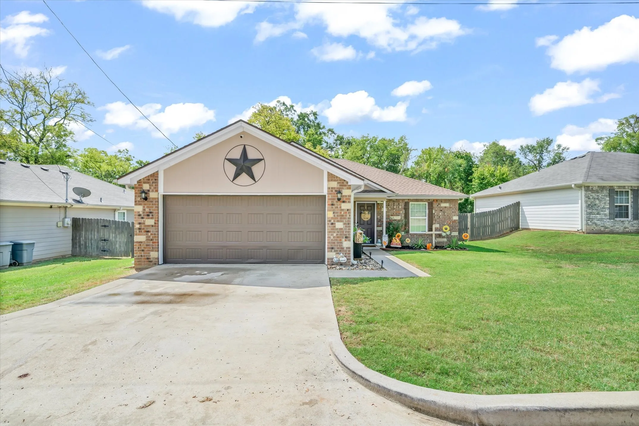 Single Family Residence For Sale in Van Zandt County , 543 Foster Street, Canton, Texas 75103, 3 Bedroom, 2 Bathroom, 2 Garage spaces, 1,428 Sqft, built in 2016, mls#21395192, Real Estate Agent in Canton, Homes For Sale in Van Zandt county, Homes For Sale in Canton, Realtor in Canton Texas, Real Estate Brokerage Independent Realty Texas, Luminita Cordes Realtor