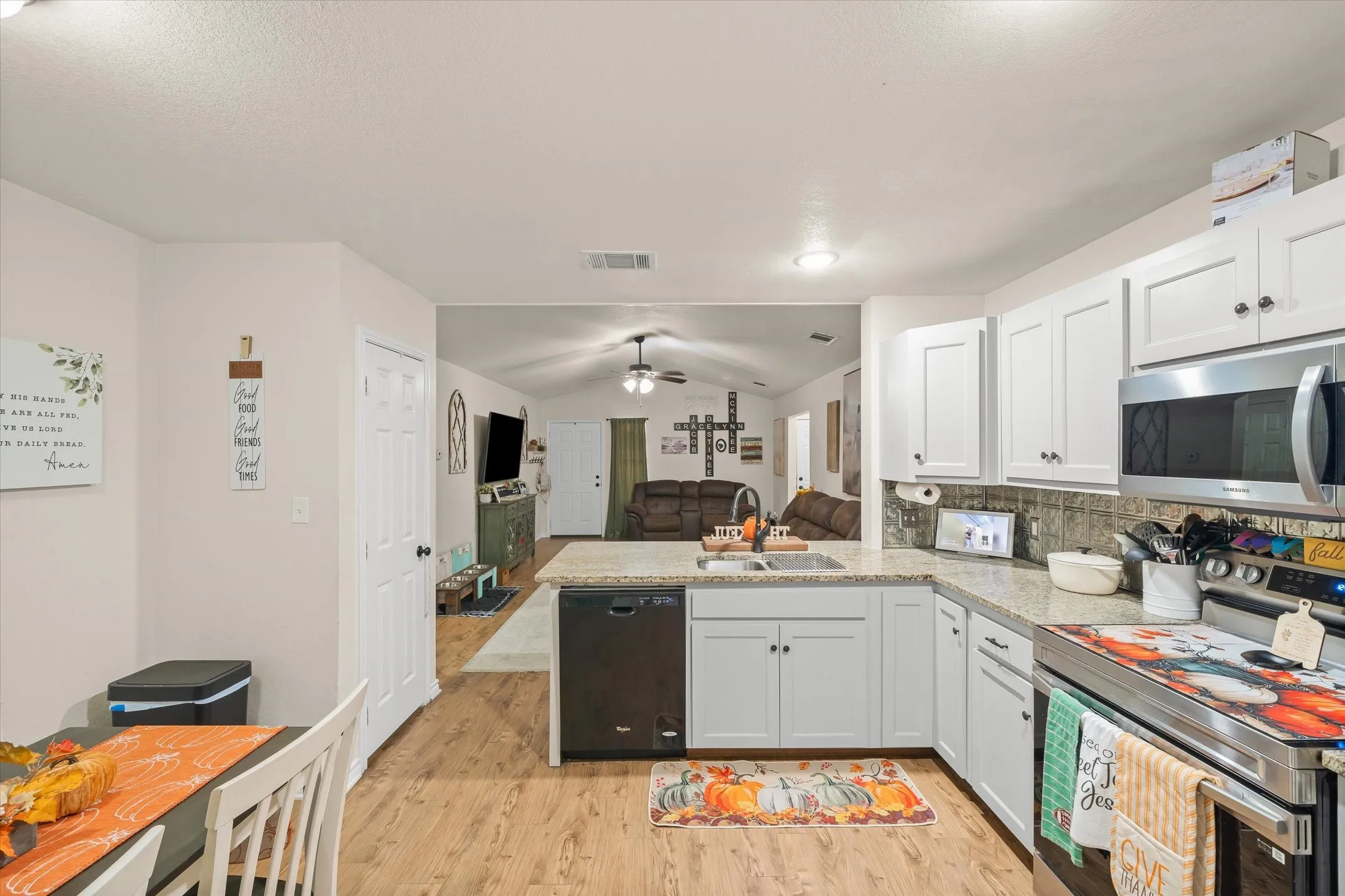 Single Family Residence For Sale in Van Zandt County , 543 Foster Street, Canton, Texas 75103, 3 Bedroom, 2 Bathroom, 2 Garage spaces, 1,428 Sqft, built in 2016, mls#21395192, Real Estate Agent in Canton, Homes For Sale in Van Zandt county, Homes For Sale in Canton, Realtor in Canton Texas, Real Estate Brokerage Independent Realty Texas, Luminita Cordes Realtor
