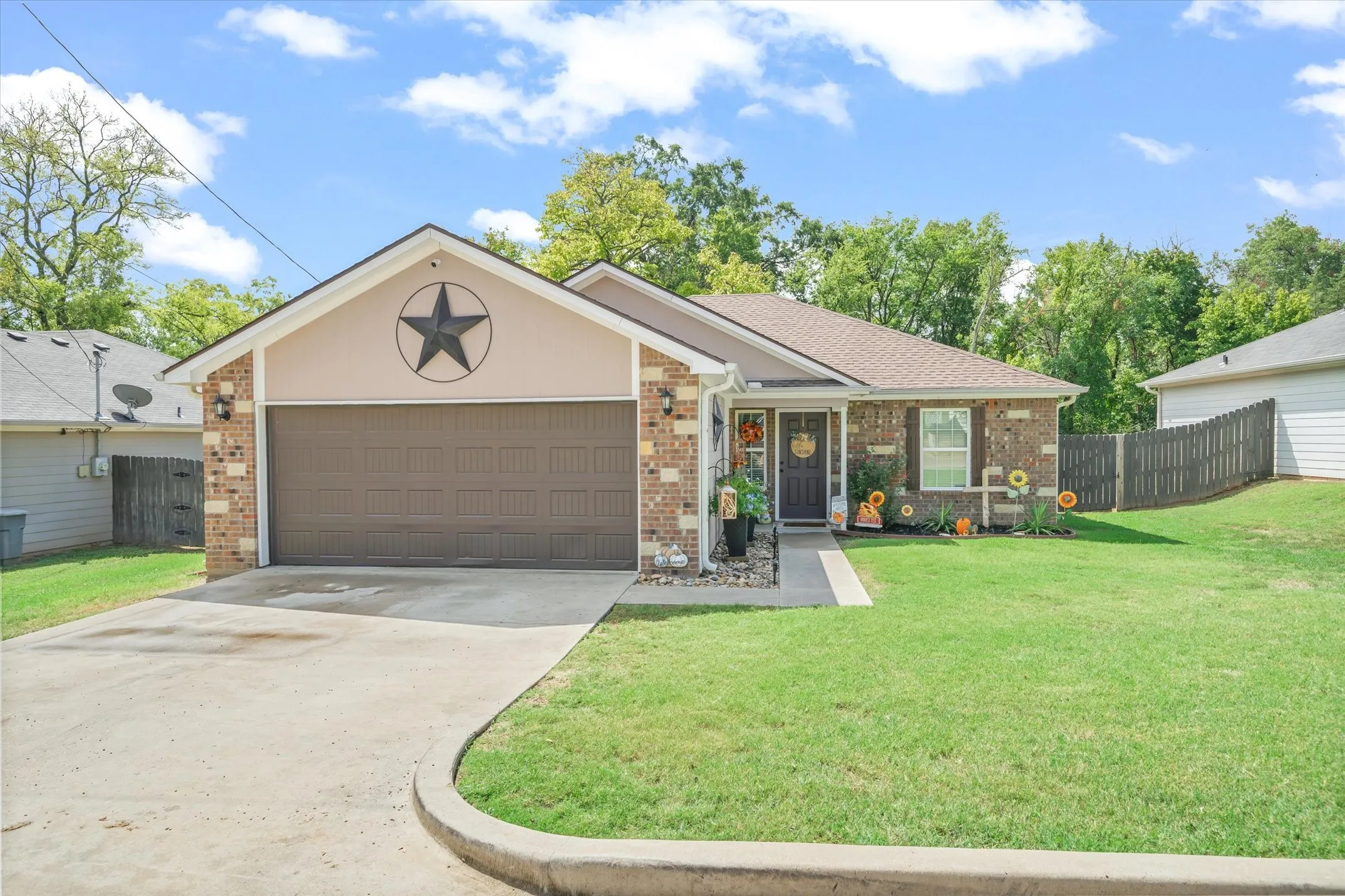 Single Family Residence For Sale in Van Zandt County , 543 Foster Street, Canton, Texas 75103, 3 Bedroom, 2 Bathroom, 2 Garage spaces, 1,428 Sqft, built in 2016, mls#21395192, Real Estate Agent in Canton, Homes For Sale in Van Zandt county, Homes For Sale in Canton, Realtor in Canton Texas, Real Estate Brokerage Independent Realty Texas, Luminita Cordes Realtor