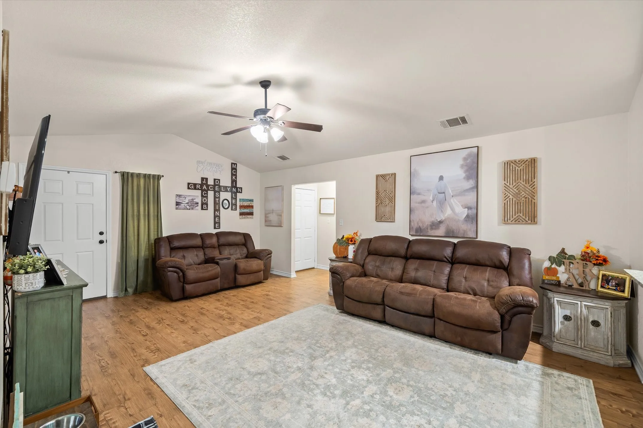 Single Family Residence For Sale in Van Zandt County , 543 Foster Street, Canton, Texas 75103, 3 Bedroom, 2 Bathroom, 2 Garage spaces, 1,428 Sqft, built in 2016, mls#21395192, Real Estate Agent in Canton, Homes For Sale in Van Zandt county, Homes For Sale in Canton, Realtor in Canton Texas, Real Estate Brokerage Independent Realty Texas, Luminita Cordes Realtor