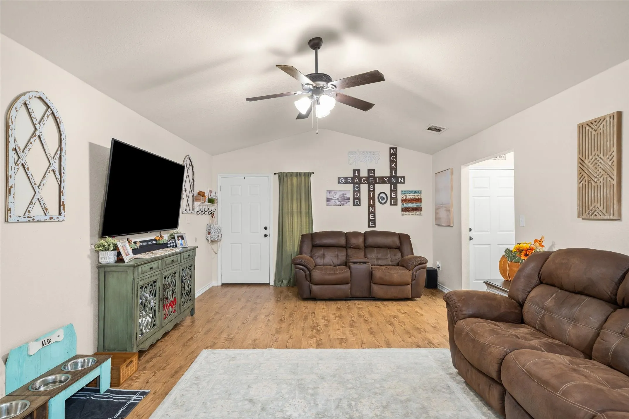 Single Family Residence For Sale in Van Zandt County , 543 Foster Street, Canton, Texas 75103, 3 Bedroom, 2 Bathroom, 2 Garage spaces, 1,428 Sqft, built in 2016, mls#21395192, Real Estate Agent in Canton, Homes For Sale in Van Zandt county, Homes For Sale in Canton, Realtor in Canton Texas, Real Estate Brokerage Independent Realty Texas, Luminita Cordes Realtor