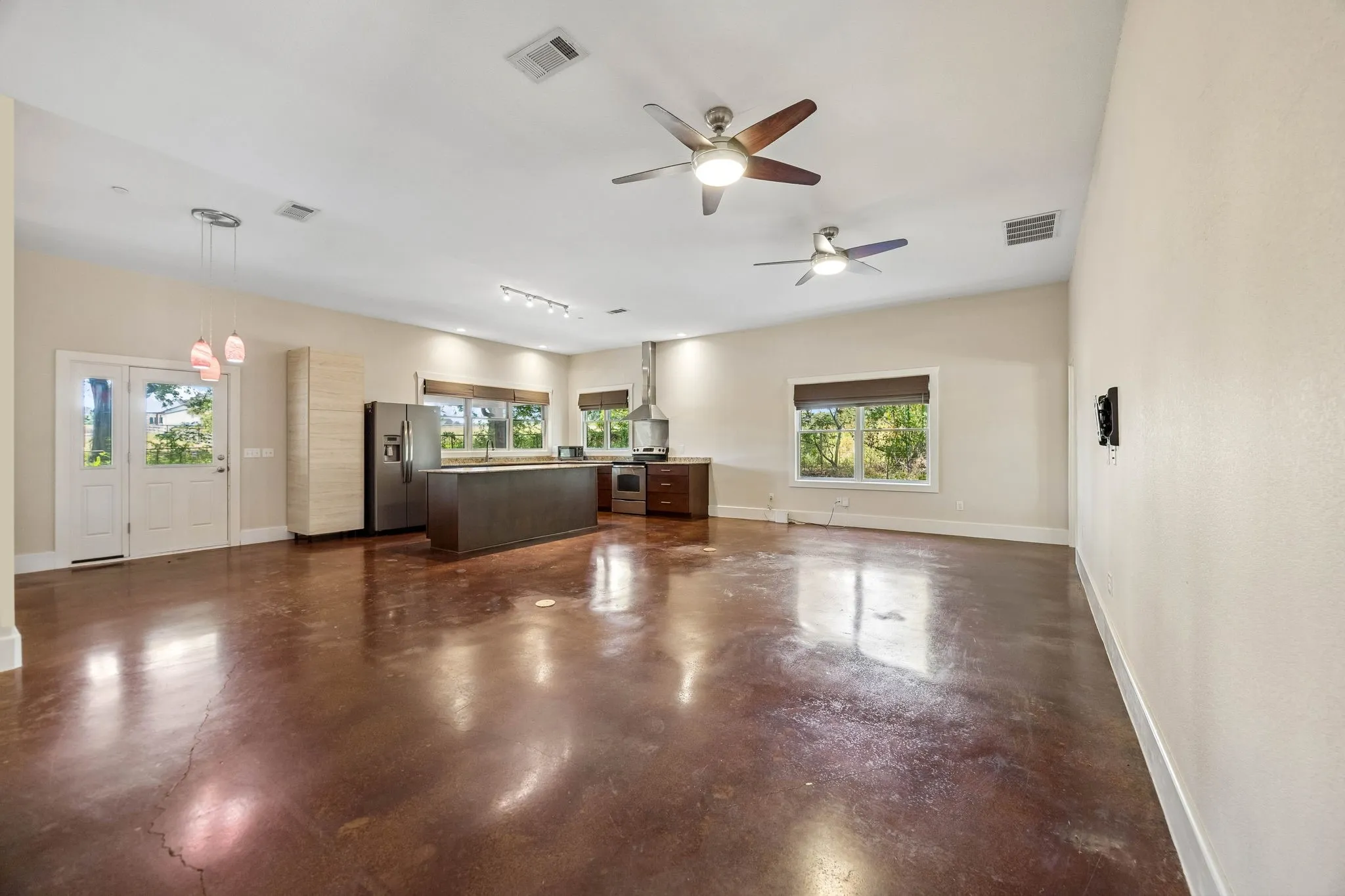 Single Family Residence For Sale in Collin County , 1540 Ford Lane, Lucas, Texas 75002, 3 Bedroom, 2 Bathroom, 2 Garage spaces, 2,138 Sqft, built in 2009, mls#21392737, Real Estate Agent in Lucas, Homes For Sale in Collin county, Homes For Sale in Lucas, Realtor in Lucas Texas, Real Estate Brokerage Independent Realty Texas, Luminita Cordes Realtor