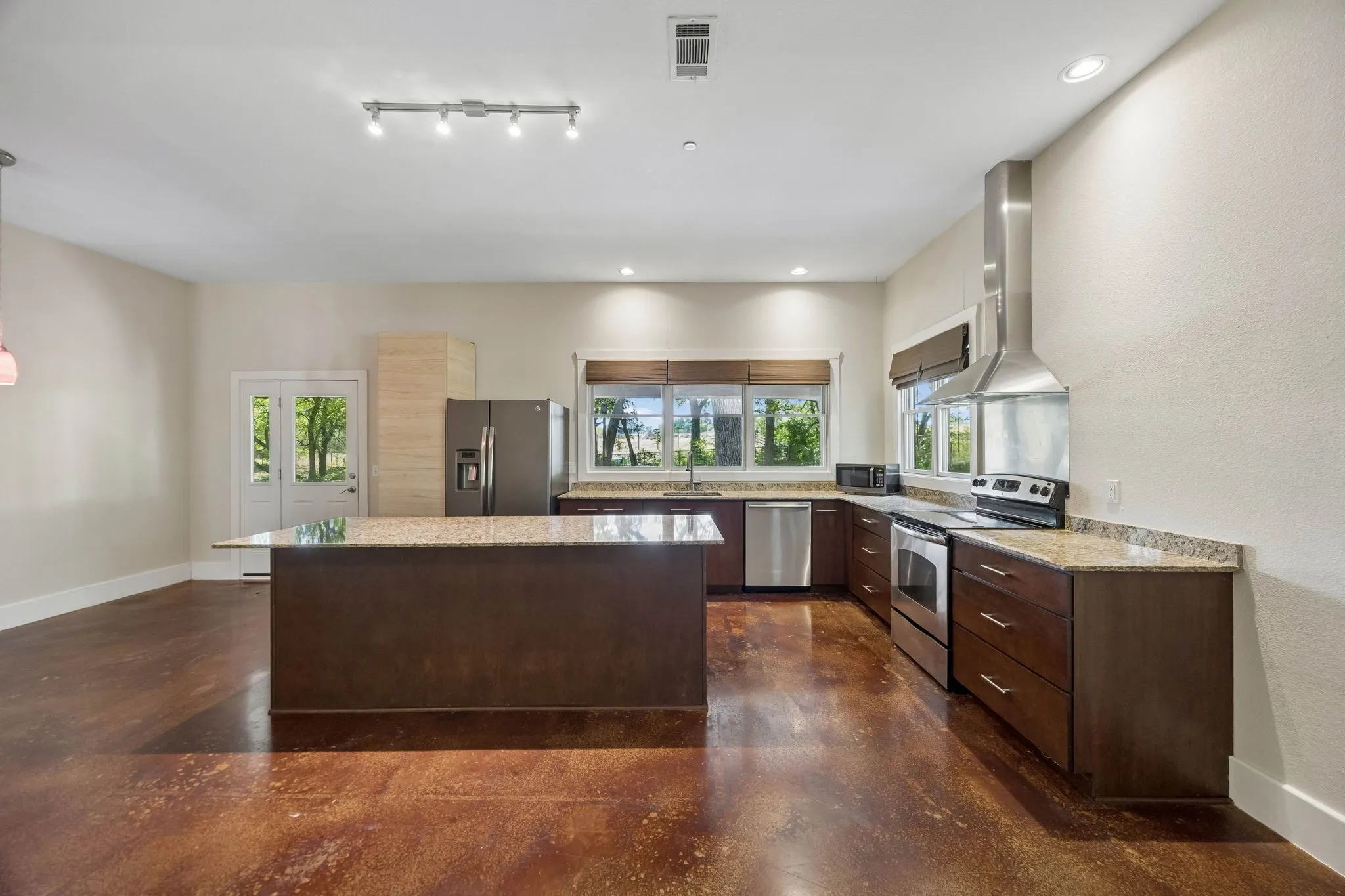Single Family Residence For Sale in Collin County , 1540 Ford Lane, Lucas, Texas 75002, 3 Bedroom, 2 Bathroom, 2 Garage spaces, 2,138 Sqft, built in 2009, mls#21392737, Real Estate Agent in Lucas, Homes For Sale in Collin county, Homes For Sale in Lucas, Realtor in Lucas Texas, Real Estate Brokerage Independent Realty Texas, Luminita Cordes Realtor