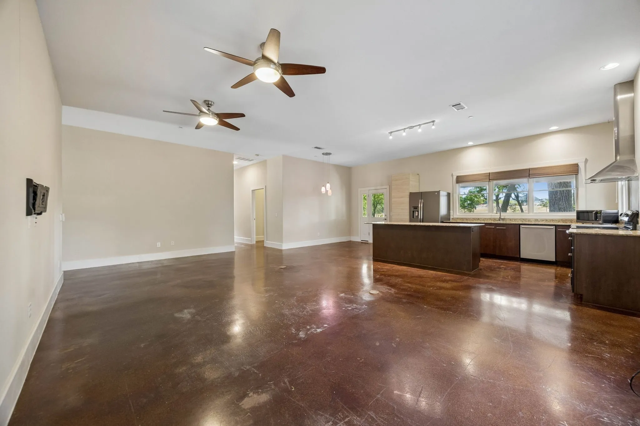 Single Family Residence For Sale in Collin County , 1540 Ford Lane, Lucas, Texas 75002, 3 Bedroom, 2 Bathroom, 2 Garage spaces, 2,138 Sqft, built in 2009, mls#21392737, Real Estate Agent in Lucas, Homes For Sale in Collin county, Homes For Sale in Lucas, Realtor in Lucas Texas, Real Estate Brokerage Independent Realty Texas, Luminita Cordes Realtor