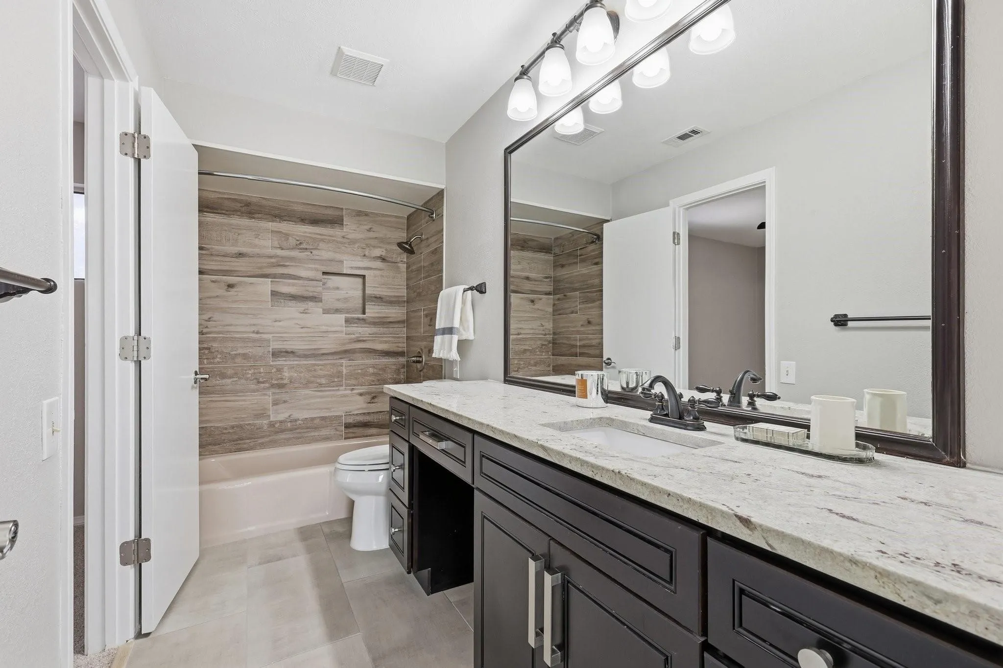 Single Family Residence For Sale in Dallas County , 3718 Wooded Creek Drive, Farmers Branch, Texas 75244, 4 Bedroom, 3 Bathroom, 2 Garage spaces, 2,850 Sqft, built in 1977, mls#21395422, Real Estate Agent in Farmers Branch, Homes For Sale in Dallas county, Homes For Sale in Farmers Branch, Realtor in Farmers Branch Texas, Real Estate Brokerage Independent Realty Texas, Luminita Cordes Realtor
