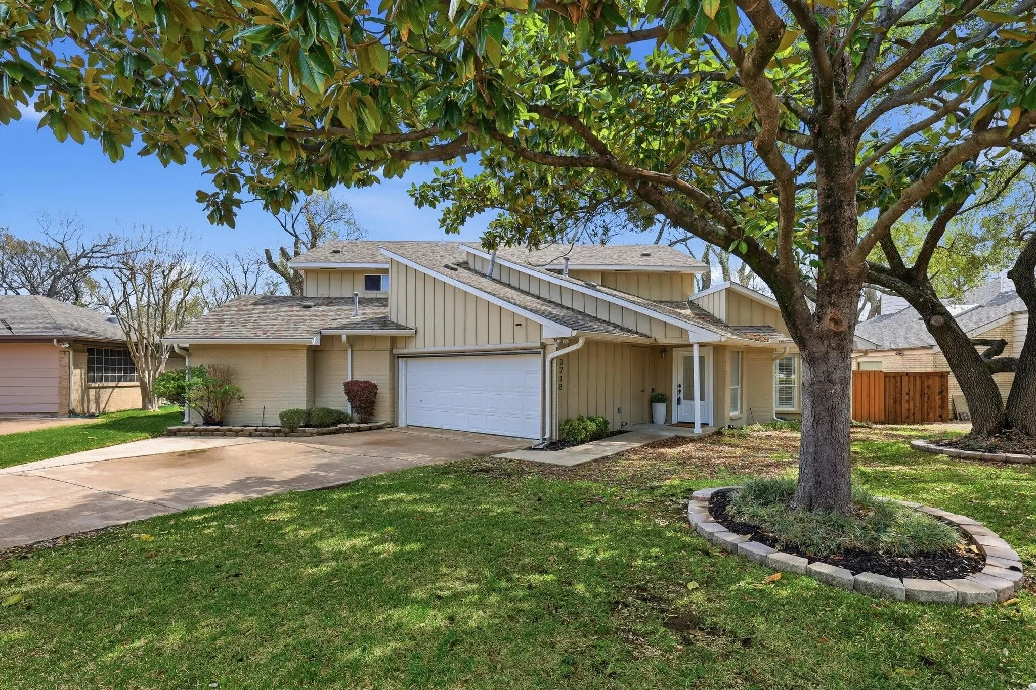 Single Family Residence For Sale in Dallas County , 3718 Wooded Creek Drive, Farmers Branch, Texas 75244, 4 Bedroom, 3 Bathroom, 2 Garage spaces, 2,850 Sqft, built in 1977, mls#21395422, Real Estate Agent in Farmers Branch, Homes For Sale in Dallas county, Homes For Sale in Farmers Branch, Realtor in Farmers Branch Texas, Real Estate Brokerage Independent Realty Texas, Luminita Cordes Realtor