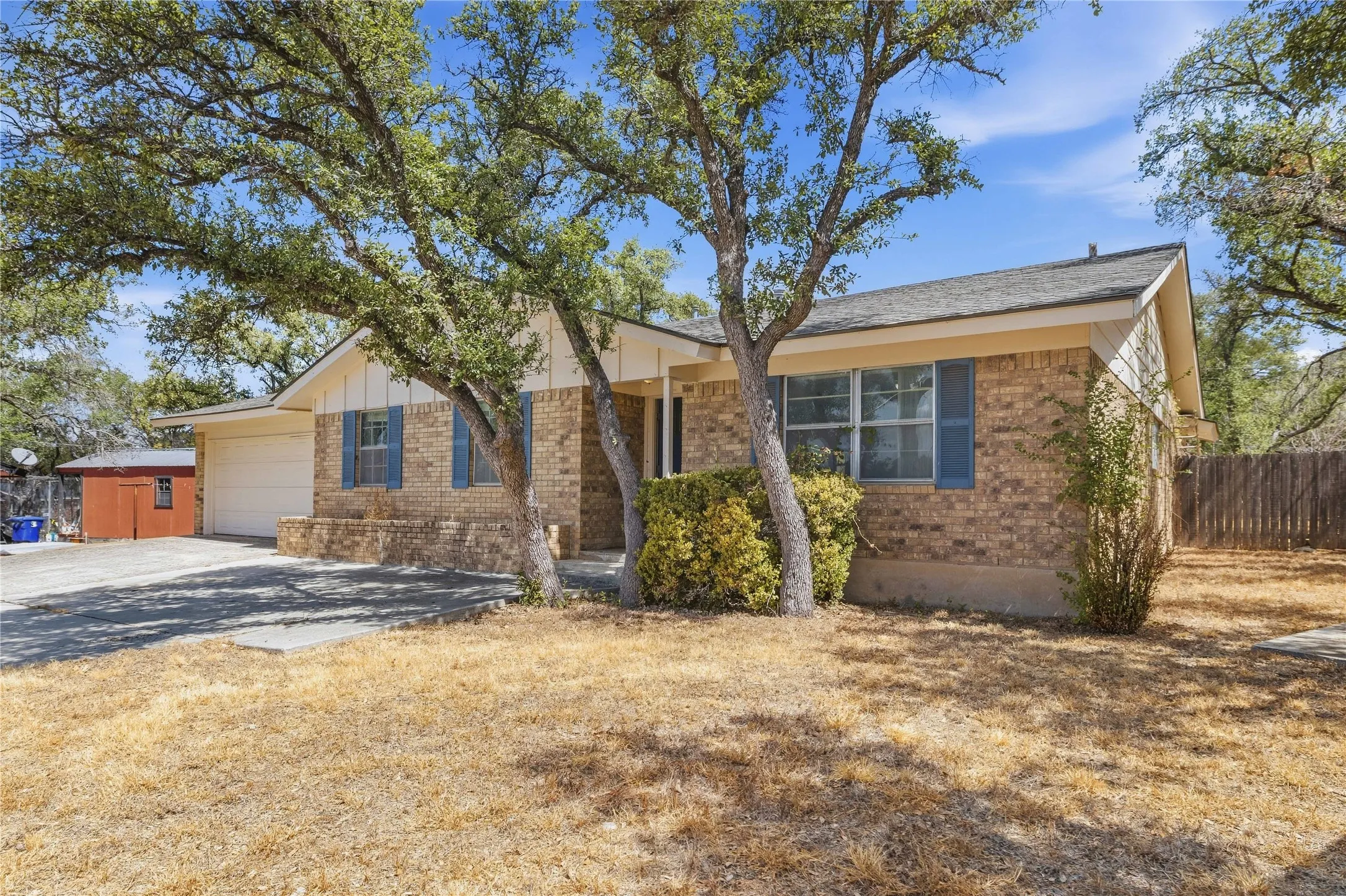 Single Family Residence For Sale in Brown County , 102 Broadmoor Circle, Brownwood, Texas 76801, 3 Bedroom, 2 Bathroom, 2 Garage spaces, 1,809 Sqft, built in 1969, mls#21388642, Real Estate Agent in Brownwood, Homes For Sale in Brown county, Homes For Sale in Brownwood, Realtor in Brownwood Texas, Real Estate Brokerage Independent Realty Texas, Luminita Cordes Realtor