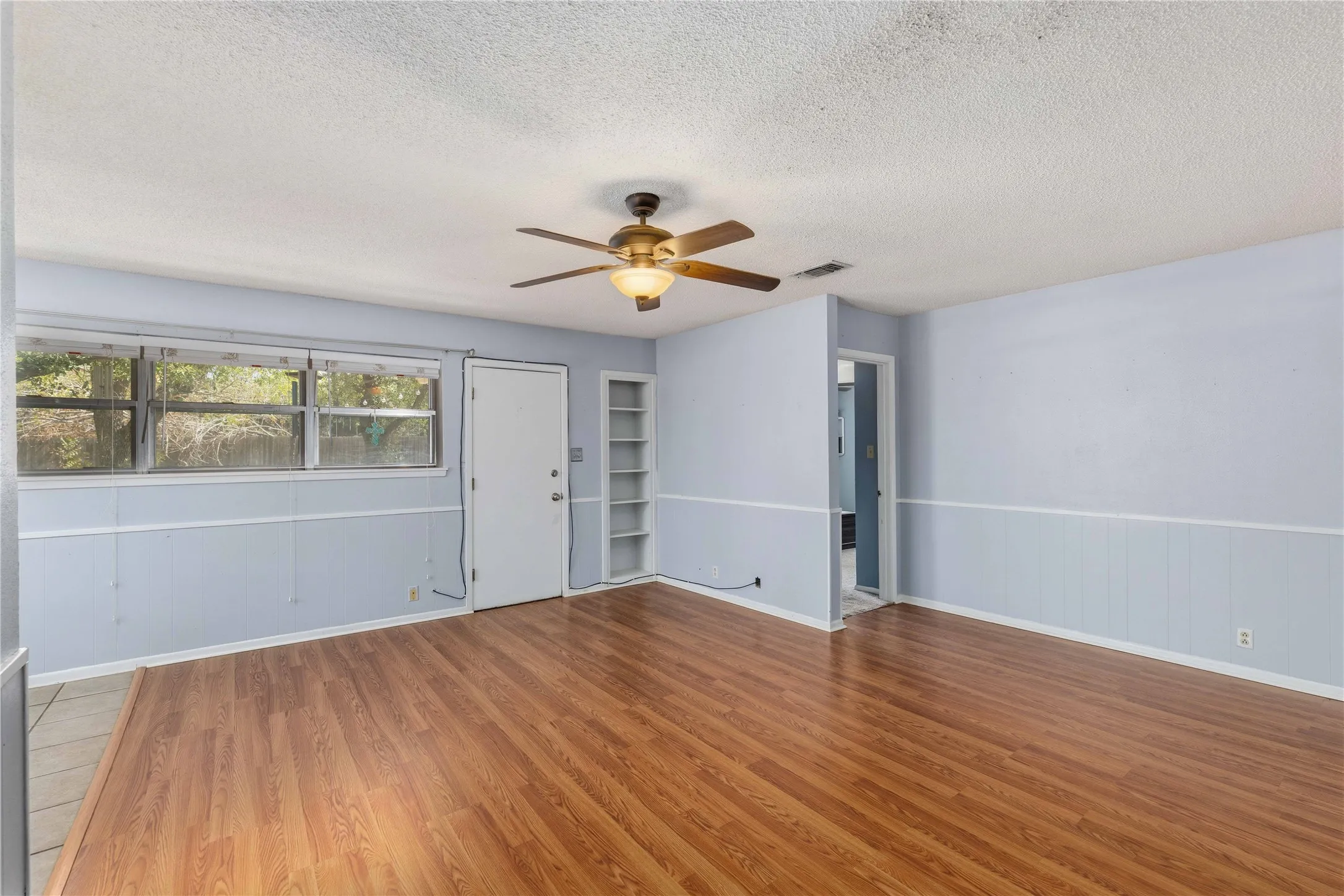 Single Family Residence For Sale in Brown County , 102 Broadmoor Circle, Brownwood, Texas 76801, 3 Bedroom, 2 Bathroom, 2 Garage spaces, 1,809 Sqft, built in 1969, mls#21388642, Real Estate Agent in Brownwood, Homes For Sale in Brown county, Homes For Sale in Brownwood, Realtor in Brownwood Texas, Real Estate Brokerage Independent Realty Texas, Luminita Cordes Realtor