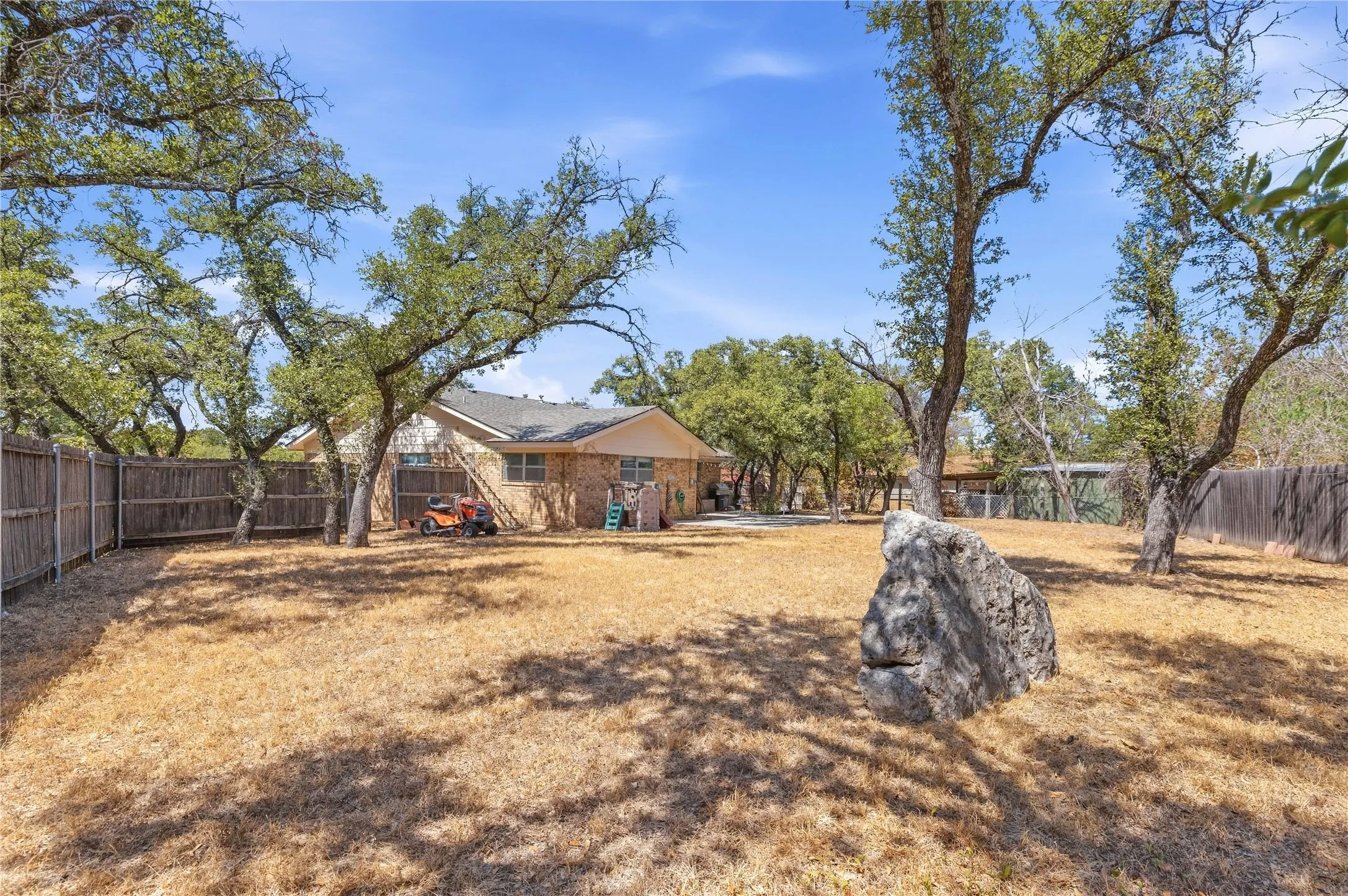 Single Family Residence For Sale in Brown County , 102 Broadmoor Circle, Brownwood, Texas 76801, 3 Bedroom, 2 Bathroom, 2 Garage spaces, 1,809 Sqft, built in 1969, mls#21388642, Real Estate Agent in Brownwood, Homes For Sale in Brown county, Homes For Sale in Brownwood, Realtor in Brownwood Texas, Real Estate Brokerage Independent Realty Texas, Luminita Cordes Realtor