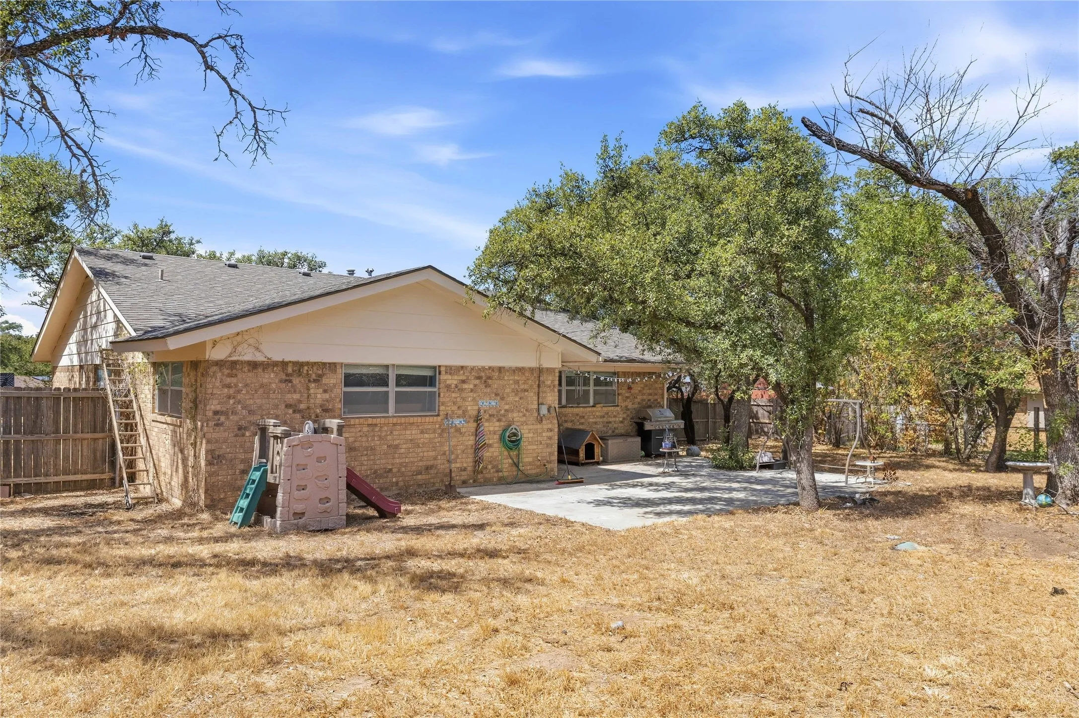 Single Family Residence For Sale in Brown County , 102 Broadmoor Circle, Brownwood, Texas 76801, 3 Bedroom, 2 Bathroom, 2 Garage spaces, 1,809 Sqft, built in 1969, mls#21388642, Real Estate Agent in Brownwood, Homes For Sale in Brown county, Homes For Sale in Brownwood, Realtor in Brownwood Texas, Real Estate Brokerage Independent Realty Texas, Luminita Cordes Realtor