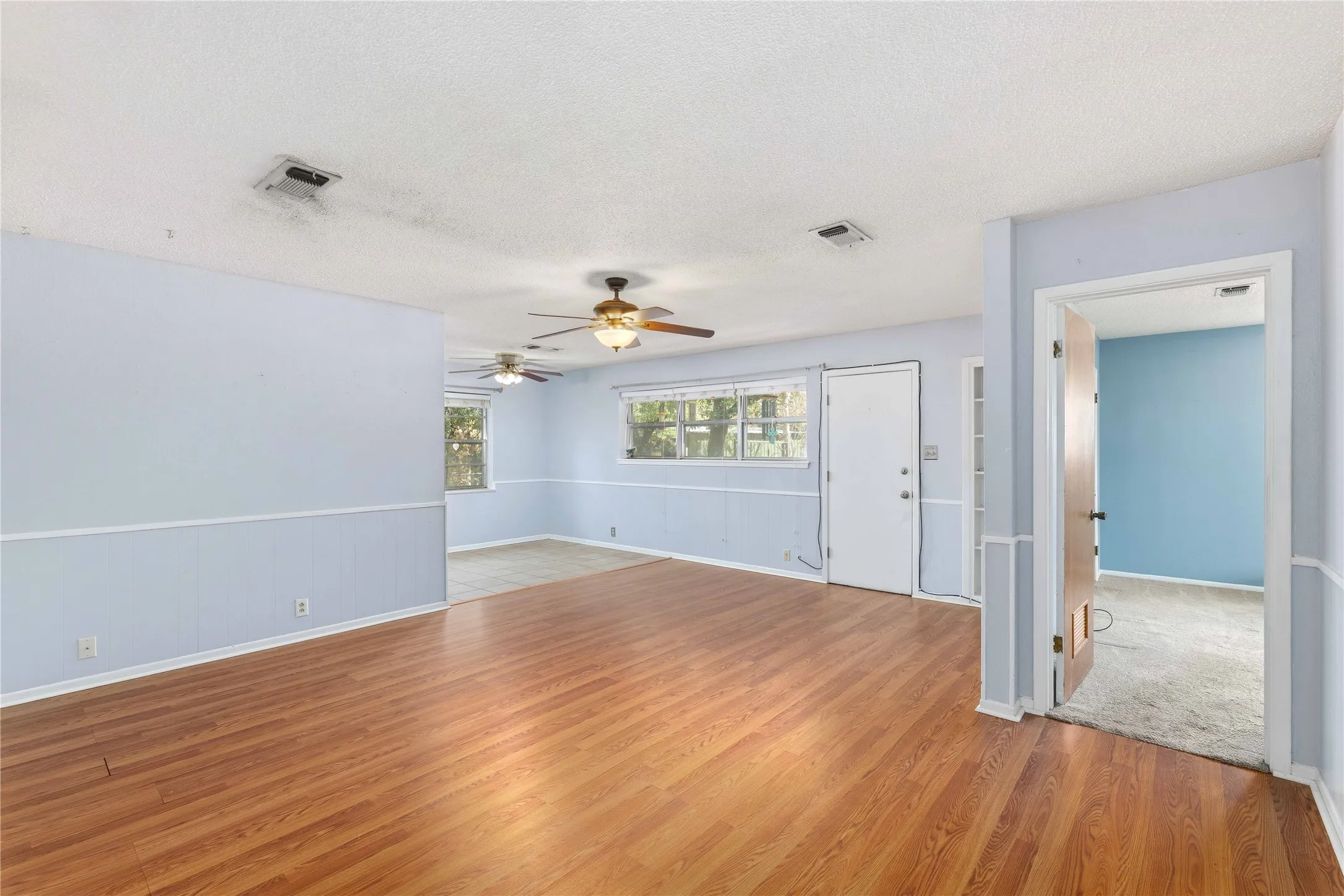 Single Family Residence For Sale in Brown County , 102 Broadmoor Circle, Brownwood, Texas 76801, 3 Bedroom, 2 Bathroom, 2 Garage spaces, 1,809 Sqft, built in 1969, mls#21388642, Real Estate Agent in Brownwood, Homes For Sale in Brown county, Homes For Sale in Brownwood, Realtor in Brownwood Texas, Real Estate Brokerage Independent Realty Texas, Luminita Cordes Realtor