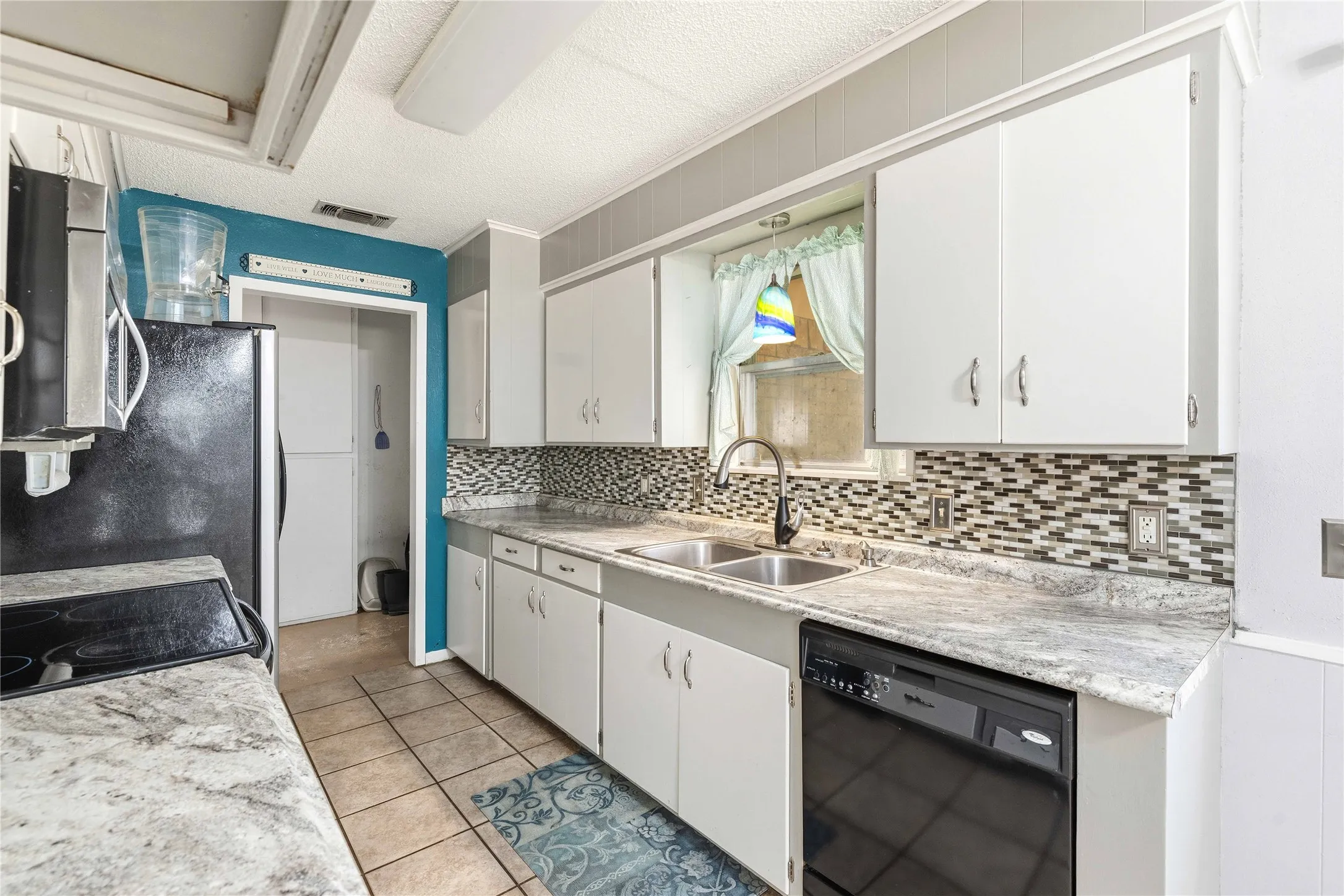 Single Family Residence For Sale in Brown County , 102 Broadmoor Circle, Brownwood, Texas 76801, 3 Bedroom, 2 Bathroom, 2 Garage spaces, 1,809 Sqft, built in 1969, mls#21388642, Real Estate Agent in Brownwood, Homes For Sale in Brown county, Homes For Sale in Brownwood, Realtor in Brownwood Texas, Real Estate Brokerage Independent Realty Texas, Luminita Cordes Realtor