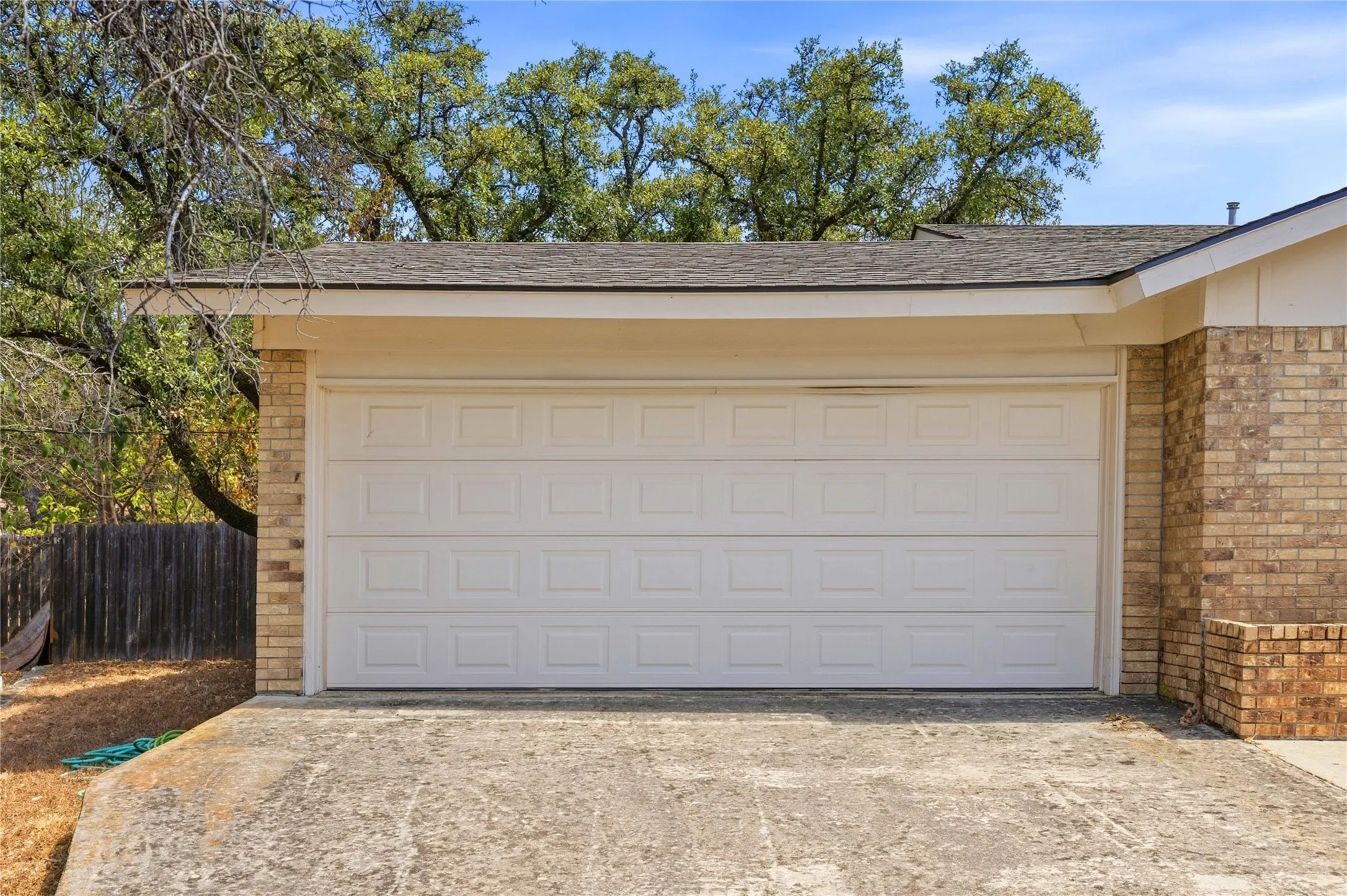 Single Family Residence For Sale in Brown County , 102 Broadmoor Circle, Brownwood, Texas 76801, 3 Bedroom, 2 Bathroom, 2 Garage spaces, 1,809 Sqft, built in 1969, mls#21388642, Real Estate Agent in Brownwood, Homes For Sale in Brown county, Homes For Sale in Brownwood, Realtor in Brownwood Texas, Real Estate Brokerage Independent Realty Texas, Luminita Cordes Realtor