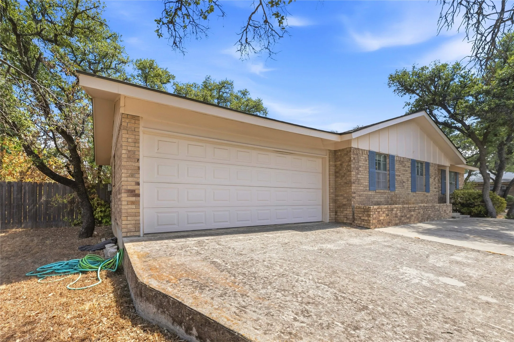 Single Family Residence For Sale in Brown County , 102 Broadmoor Circle, Brownwood, Texas 76801, 3 Bedroom, 2 Bathroom, 2 Garage spaces, 1,809 Sqft, built in 1969, mls#21388642, Real Estate Agent in Brownwood, Homes For Sale in Brown county, Homes For Sale in Brownwood, Realtor in Brownwood Texas, Real Estate Brokerage Independent Realty Texas, Luminita Cordes Realtor
