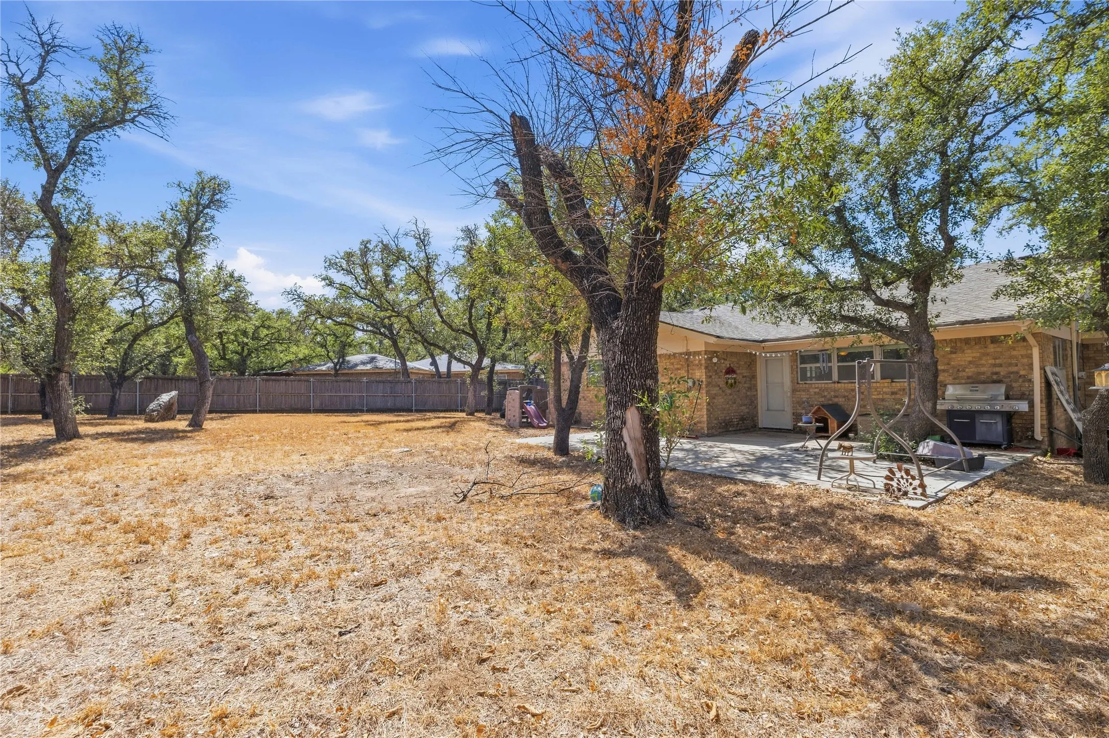 Single Family Residence For Sale in Brown County , 102 Broadmoor Circle, Brownwood, Texas 76801, 3 Bedroom, 2 Bathroom, 2 Garage spaces, 1,809 Sqft, built in 1969, mls#21388642, Real Estate Agent in Brownwood, Homes For Sale in Brown county, Homes For Sale in Brownwood, Realtor in Brownwood Texas, Real Estate Brokerage Independent Realty Texas, Luminita Cordes Realtor