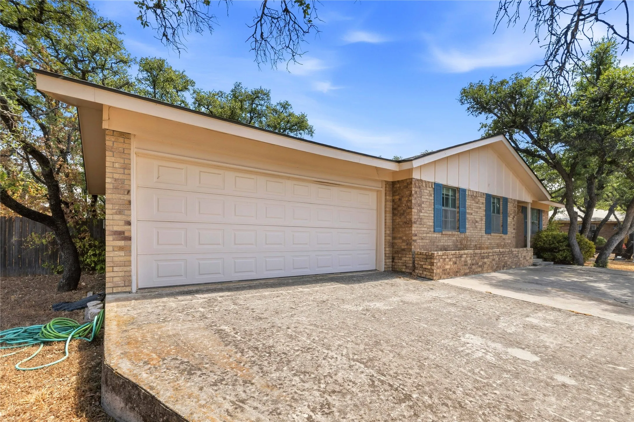 Single Family Residence For Sale in Brown County , 102 Broadmoor Circle, Brownwood, Texas 76801, 3 Bedroom, 2 Bathroom, 2 Garage spaces, 1,809 Sqft, built in 1969, mls#21388642, Real Estate Agent in Brownwood, Homes For Sale in Brown county, Homes For Sale in Brownwood, Realtor in Brownwood Texas, Real Estate Brokerage Independent Realty Texas, Luminita Cordes Realtor