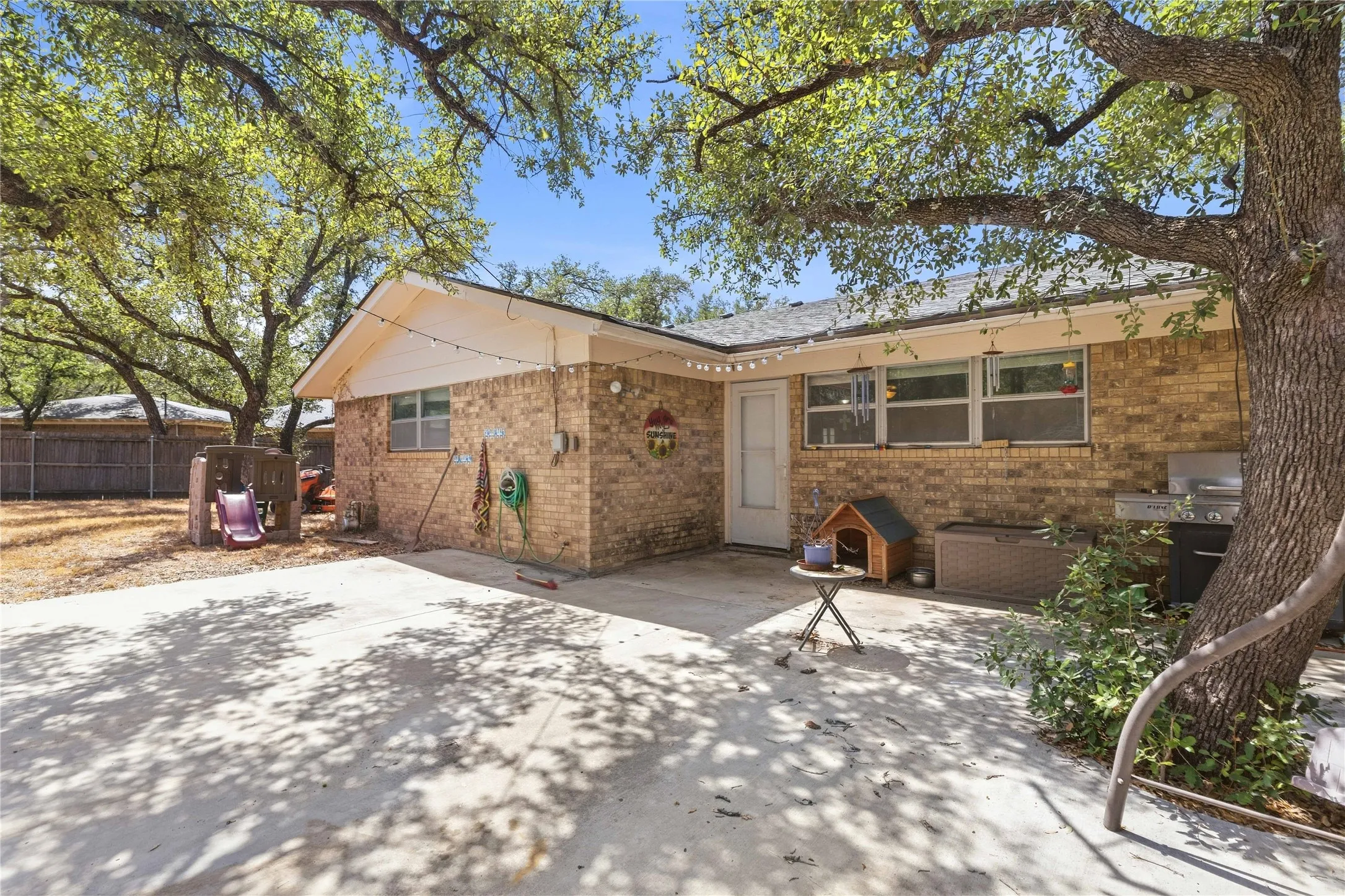 Single Family Residence For Sale in Brown County , 102 Broadmoor Circle, Brownwood, Texas 76801, 3 Bedroom, 2 Bathroom, 2 Garage spaces, 1,809 Sqft, built in 1969, mls#21388642, Real Estate Agent in Brownwood, Homes For Sale in Brown county, Homes For Sale in Brownwood, Realtor in Brownwood Texas, Real Estate Brokerage Independent Realty Texas, Luminita Cordes Realtor