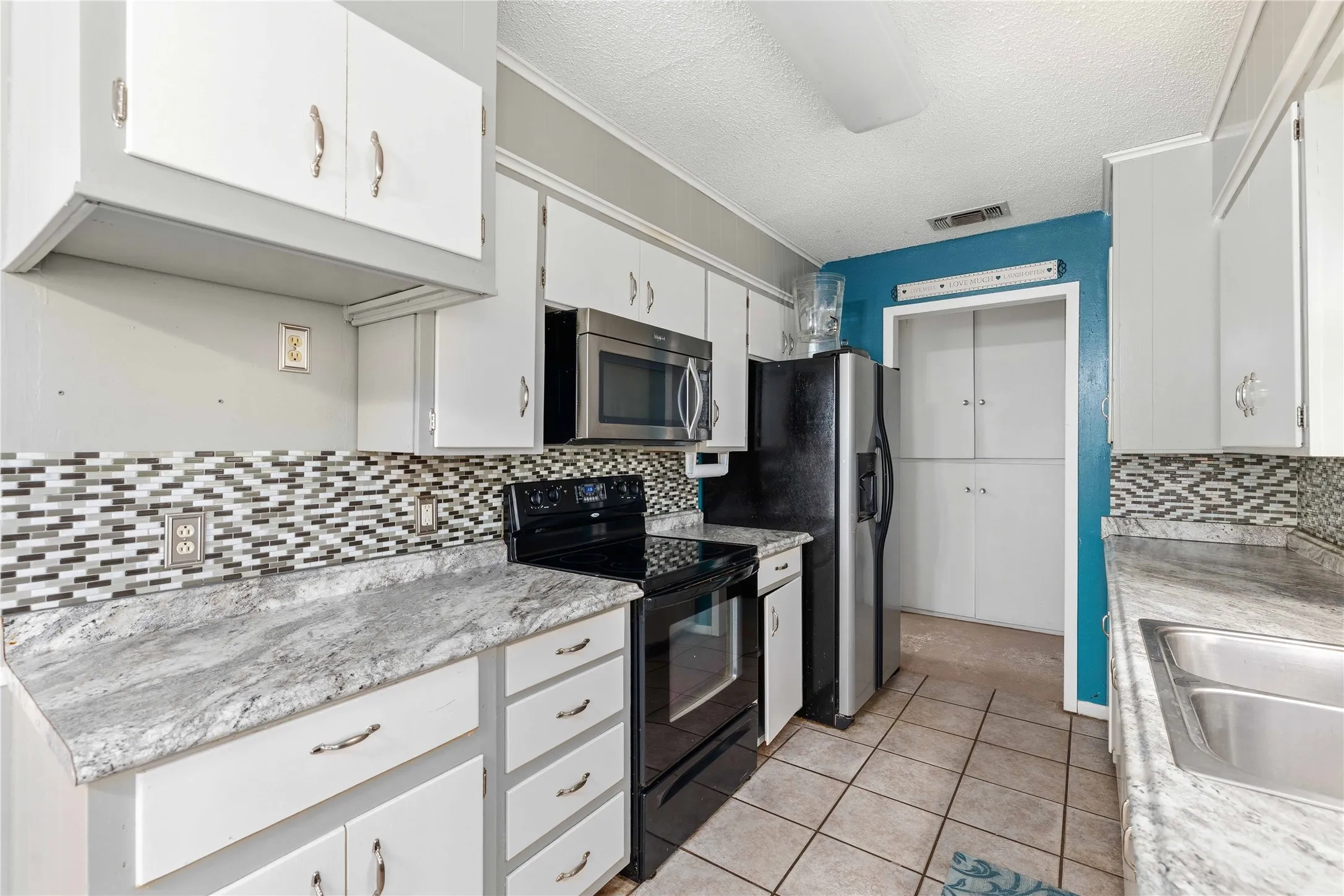 Single Family Residence For Sale in Brown County , 102 Broadmoor Circle, Brownwood, Texas 76801, 3 Bedroom, 2 Bathroom, 2 Garage spaces, 1,809 Sqft, built in 1969, mls#21388642, Real Estate Agent in Brownwood, Homes For Sale in Brown county, Homes For Sale in Brownwood, Realtor in Brownwood Texas, Real Estate Brokerage Independent Realty Texas, Luminita Cordes Realtor