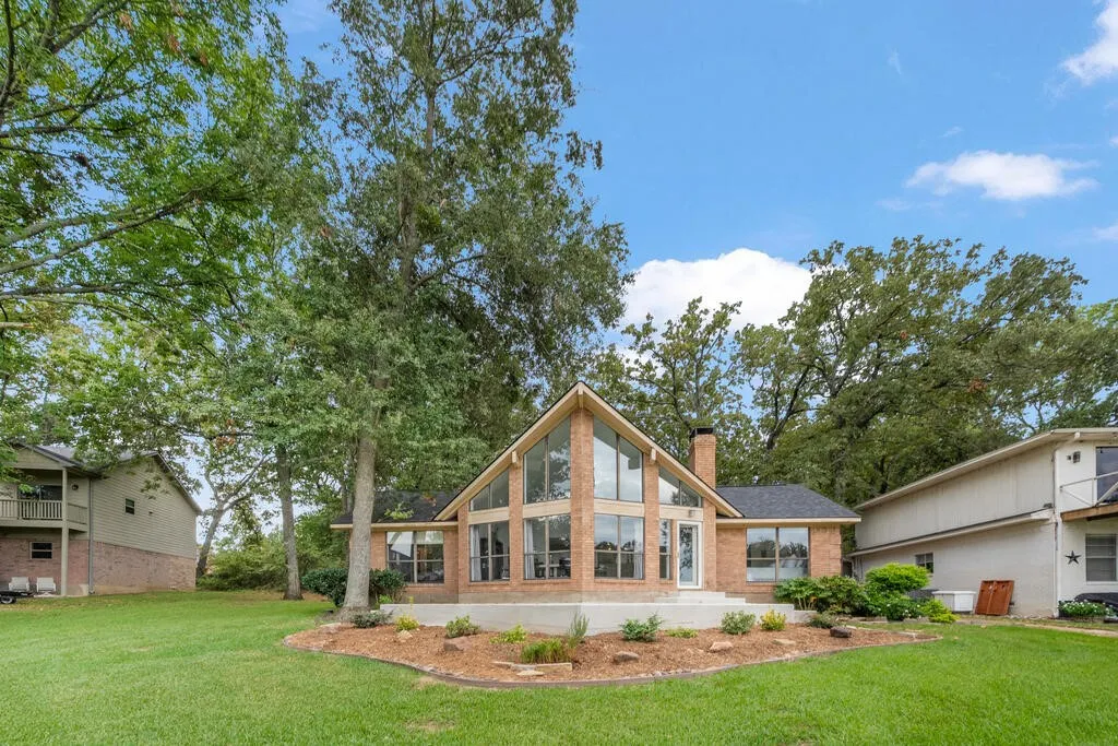 Single Family Residence For Sale in Henderson County , 232 Morning Dove Road, Trinidad, Texas 75163, 3 Bedroom, 2 Bathroom, 2 Garage spaces, 1,248 Sqft, built in 1986, mls#21393228, Real Estate Agent in Trinidad, Homes For Sale in Henderson county, Homes For Sale in Trinidad, Realtor in Trinidad Texas, Real Estate Brokerage Independent Realty Texas, Luminita Cordes Realtor