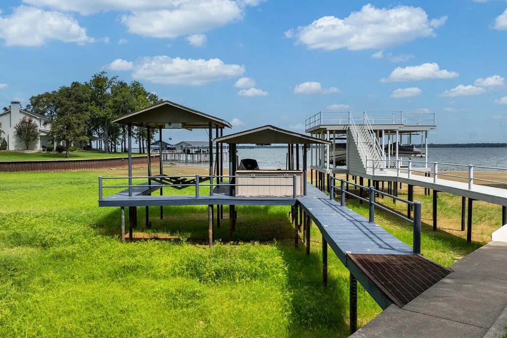 Single Family Residence For Sale in Henderson County , 232 Morning Dove Road, Trinidad, Texas 75163, 3 Bedroom, 2 Bathroom, 2 Garage spaces, 1,248 Sqft, built in 1986, mls#21393228, Real Estate Agent in Trinidad, Homes For Sale in Henderson county, Homes For Sale in Trinidad, Realtor in Trinidad Texas, Real Estate Brokerage Independent Realty Texas, Luminita Cordes Realtor