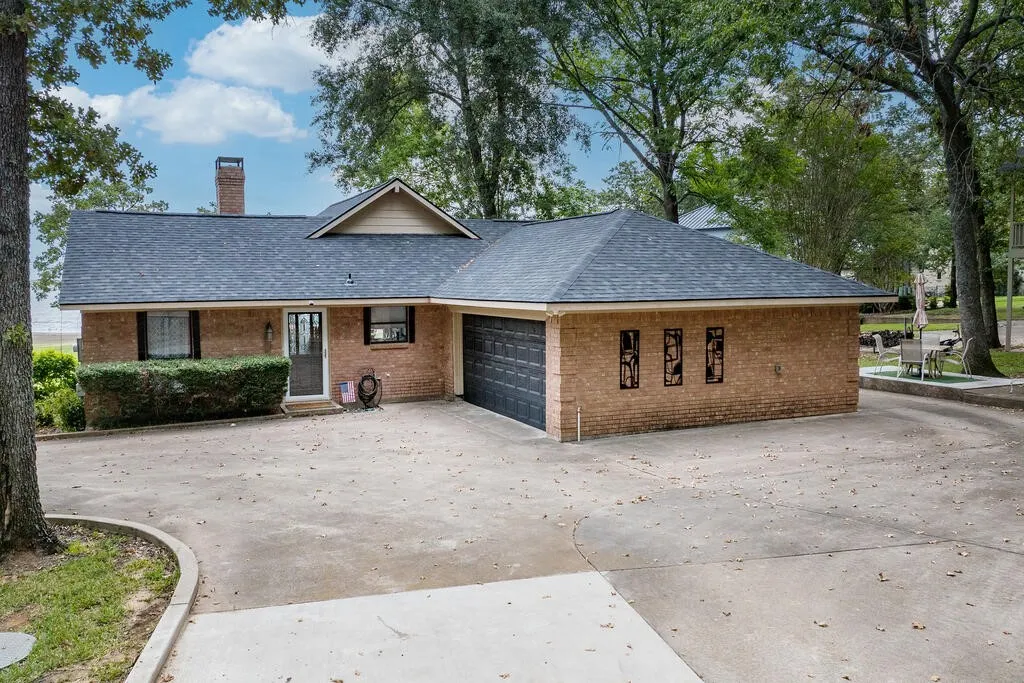 Single Family Residence For Sale in Henderson County , 232 Morning Dove Road, Trinidad, Texas 75163, 3 Bedroom, 2 Bathroom, 2 Garage spaces, 1,248 Sqft, built in 1986, mls#21393228, Real Estate Agent in Trinidad, Homes For Sale in Henderson county, Homes For Sale in Trinidad, Realtor in Trinidad Texas, Real Estate Brokerage Independent Realty Texas, Luminita Cordes Realtor