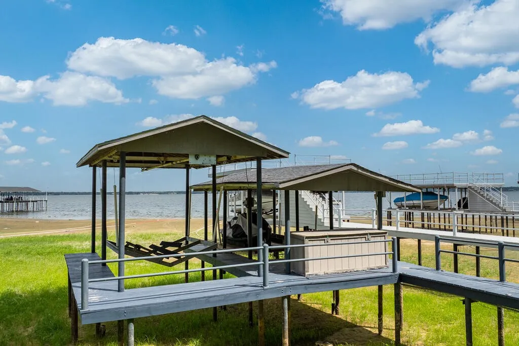 Single Family Residence For Sale in Henderson County , 232 Morning Dove Road, Trinidad, Texas 75163, 3 Bedroom, 2 Bathroom, 2 Garage spaces, 1,248 Sqft, built in 1986, mls#21393228, Real Estate Agent in Trinidad, Homes For Sale in Henderson county, Homes For Sale in Trinidad, Realtor in Trinidad Texas, Real Estate Brokerage Independent Realty Texas, Luminita Cordes Realtor