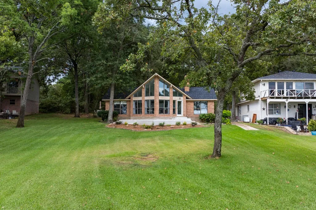 Single Family Residence For Sale in Henderson County , 232 Morning Dove Road, Trinidad, Texas 75163, 3 Bedroom, 2 Bathroom, 2 Garage spaces, 1,248 Sqft, built in 1986, mls#21393228, Real Estate Agent in Trinidad, Homes For Sale in Henderson county, Homes For Sale in Trinidad, Realtor in Trinidad Texas, Real Estate Brokerage Independent Realty Texas, Luminita Cordes Realtor