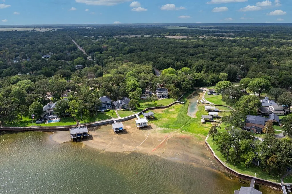 Single Family Residence For Sale in Henderson County , 232 Morning Dove Road, Trinidad, Texas 75163, 3 Bedroom, 2 Bathroom, 2 Garage spaces, 1,248 Sqft, built in 1986, mls#21393228, Real Estate Agent in Trinidad, Homes For Sale in Henderson county, Homes For Sale in Trinidad, Realtor in Trinidad Texas, Real Estate Brokerage Independent Realty Texas, Luminita Cordes Realtor