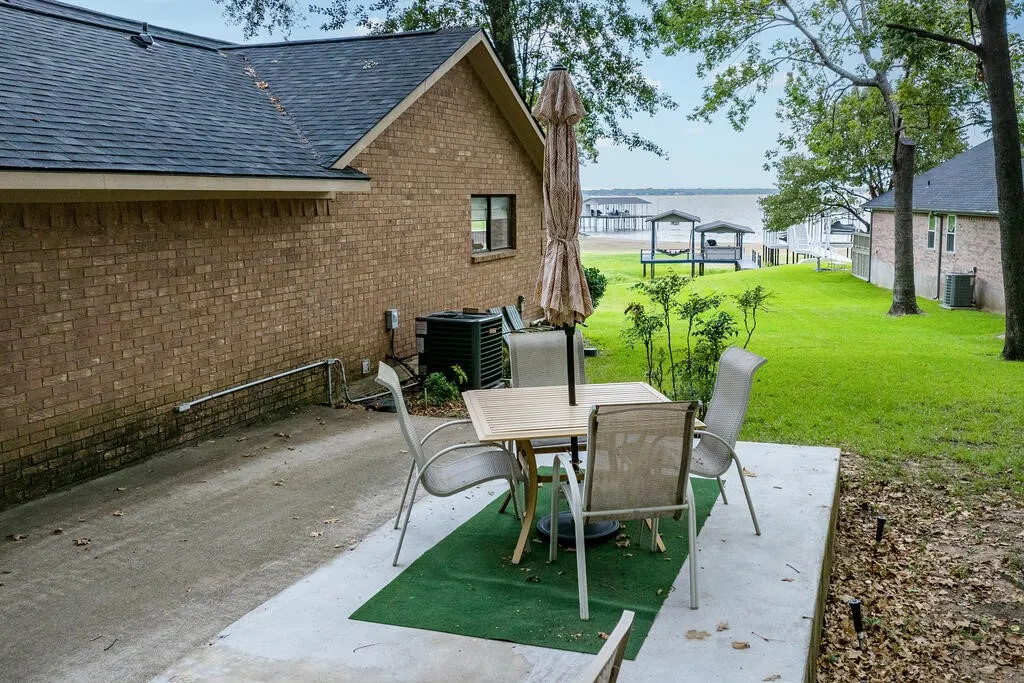 Single Family Residence For Sale in Henderson County , 232 Morning Dove Road, Trinidad, Texas 75163, 3 Bedroom, 2 Bathroom, 2 Garage spaces, 1,248 Sqft, built in 1986, mls#21393228, Real Estate Agent in Trinidad, Homes For Sale in Henderson county, Homes For Sale in Trinidad, Realtor in Trinidad Texas, Real Estate Brokerage Independent Realty Texas, Luminita Cordes Realtor