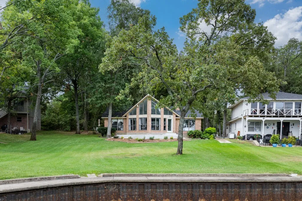 Single Family Residence For Sale in Henderson County , 232 Morning Dove Road, Trinidad, Texas 75163, 3 Bedroom, 2 Bathroom, 2 Garage spaces, 1,248 Sqft, built in 1986, mls#21393228, Real Estate Agent in Trinidad, Homes For Sale in Henderson county, Homes For Sale in Trinidad, Realtor in Trinidad Texas, Real Estate Brokerage Independent Realty Texas, Luminita Cordes Realtor