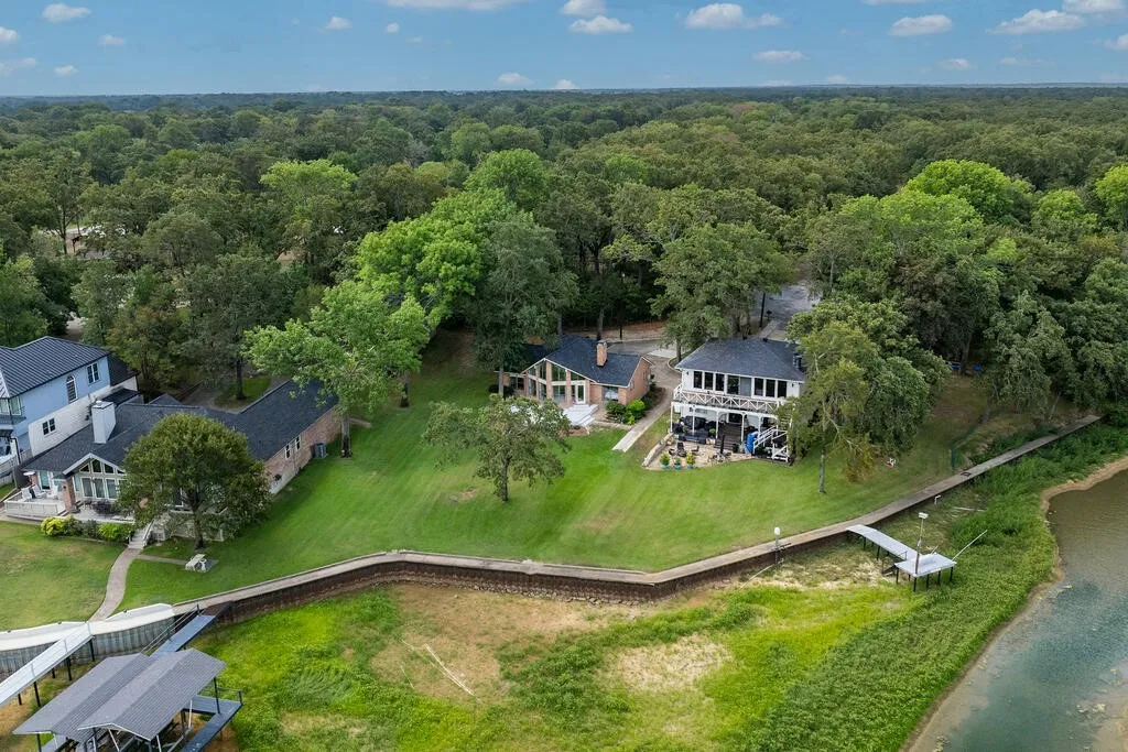 Single Family Residence For Sale in Henderson County , 232 Morning Dove Road, Trinidad, Texas 75163, 3 Bedroom, 2 Bathroom, 2 Garage spaces, 1,248 Sqft, built in 1986, mls#21393228, Real Estate Agent in Trinidad, Homes For Sale in Henderson county, Homes For Sale in Trinidad, Realtor in Trinidad Texas, Real Estate Brokerage Independent Realty Texas, Luminita Cordes Realtor