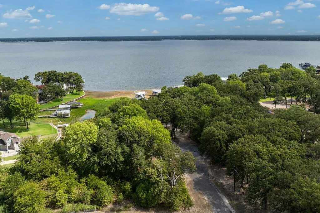 Single Family Residence For Sale in Henderson County , 232 Morning Dove Road, Trinidad, Texas 75163, 3 Bedroom, 2 Bathroom, 2 Garage spaces, 1,248 Sqft, built in 1986, mls#21393228, Real Estate Agent in Trinidad, Homes For Sale in Henderson county, Homes For Sale in Trinidad, Realtor in Trinidad Texas, Real Estate Brokerage Independent Realty Texas, Luminita Cordes Realtor
