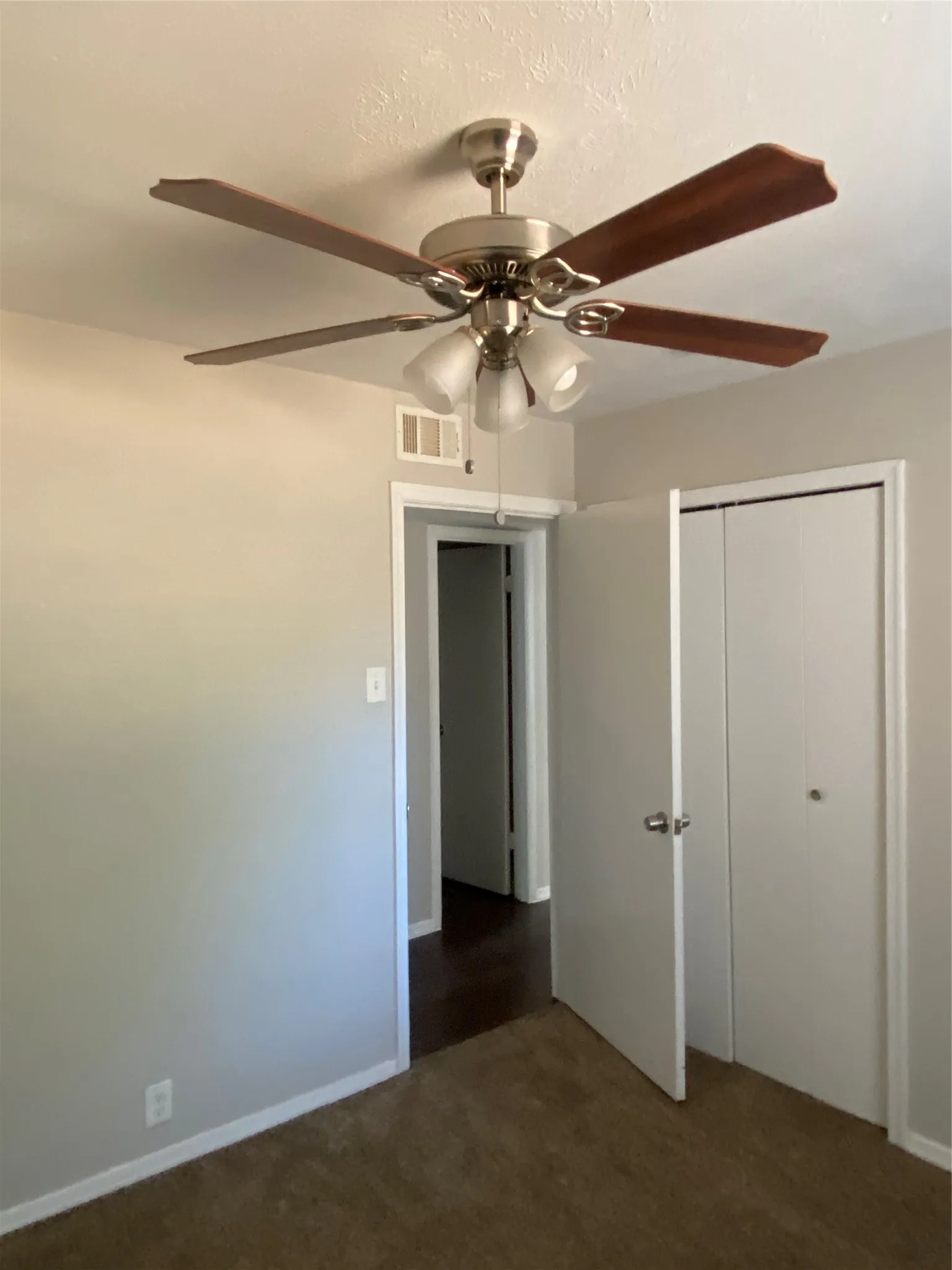 Single Family Residence For Rent in Dallas County , 417 Goldwood Drive, Dallas, Texas 75232, 3 Bedroom, 2 Bathroom, 1 Garage spaces, 1,154 Sqft, built in 1956, mls#21395434, Real Estate Agent in Dallas, Homes For Rent in Dallas county, Homes For Rent in Dallas, Realtor in Dallas Texas, Real Estate Brokerage Independent Realty Texas, Luminita Cordes Realtor