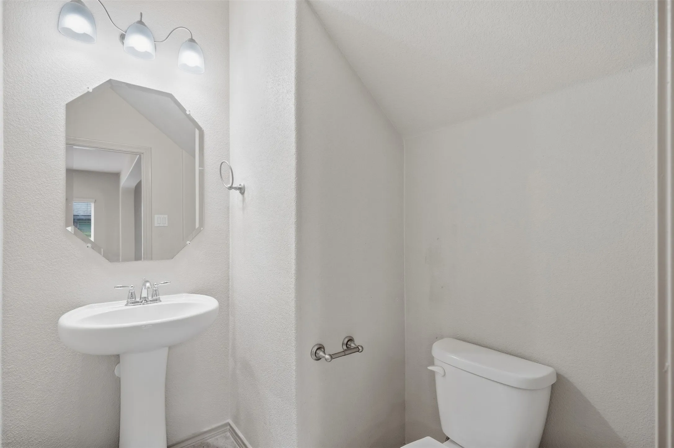 Single Family Residence For Rent in Tarrant County , 8 Mapleridge Drive, Edgecliff Village, Texas 76134, 4 Bedroom, 3 Bathroom, 2 Garage spaces, 2,905 Sqft, built in 2016, mls#21395404, Real Estate Agent in Edgecliff Village, Homes For Rent in Tarrant county, Homes For Rent in Edgecliff Village, Realtor in Edgecliff Village Texas, Real Estate Brokerage Independent Realty Texas, Luminita Cordes Realtor